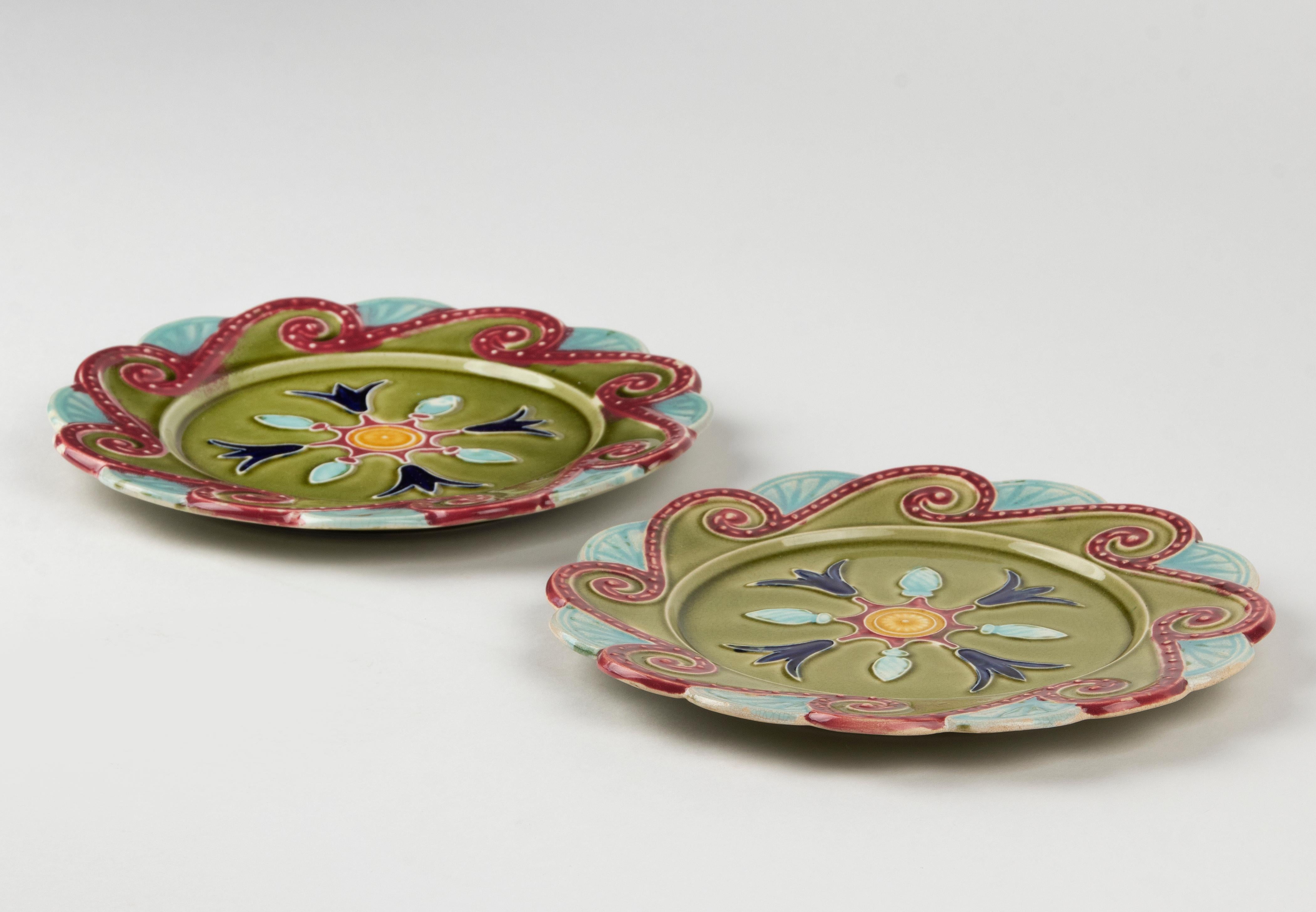 Set of 2 19th Century Majolica Decorative Plates For Sale at 1stDibs