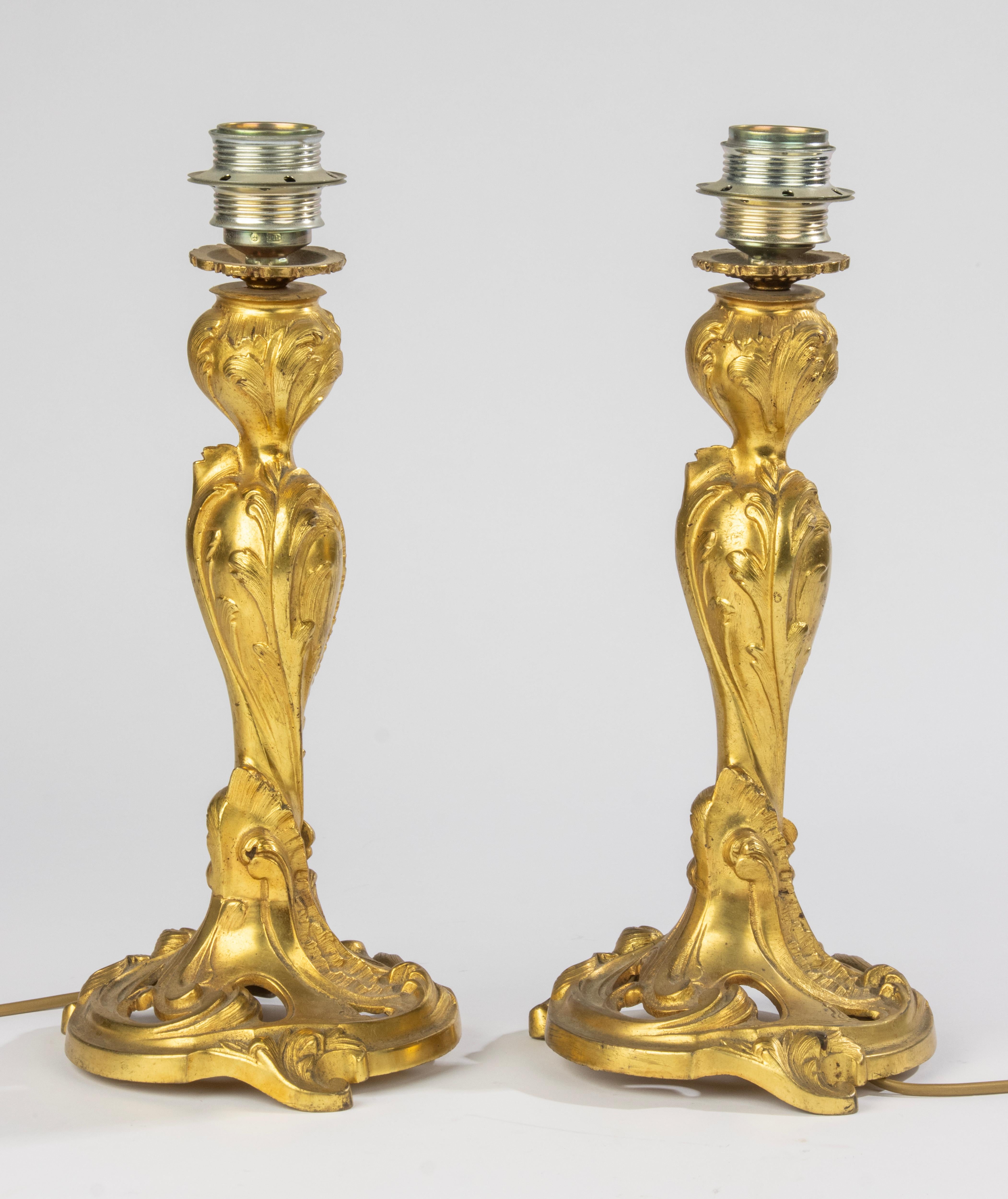 Une belle paire de lampes de table en bronze doré.
Magnifiquement décoré dans un style rococo.
Il s'agissait à l'origine d'une paire de chandeliers, qui ont ensuite été transformés en lampes.
Les lampes sont vendues sans abat-jour.
Les lampes sont