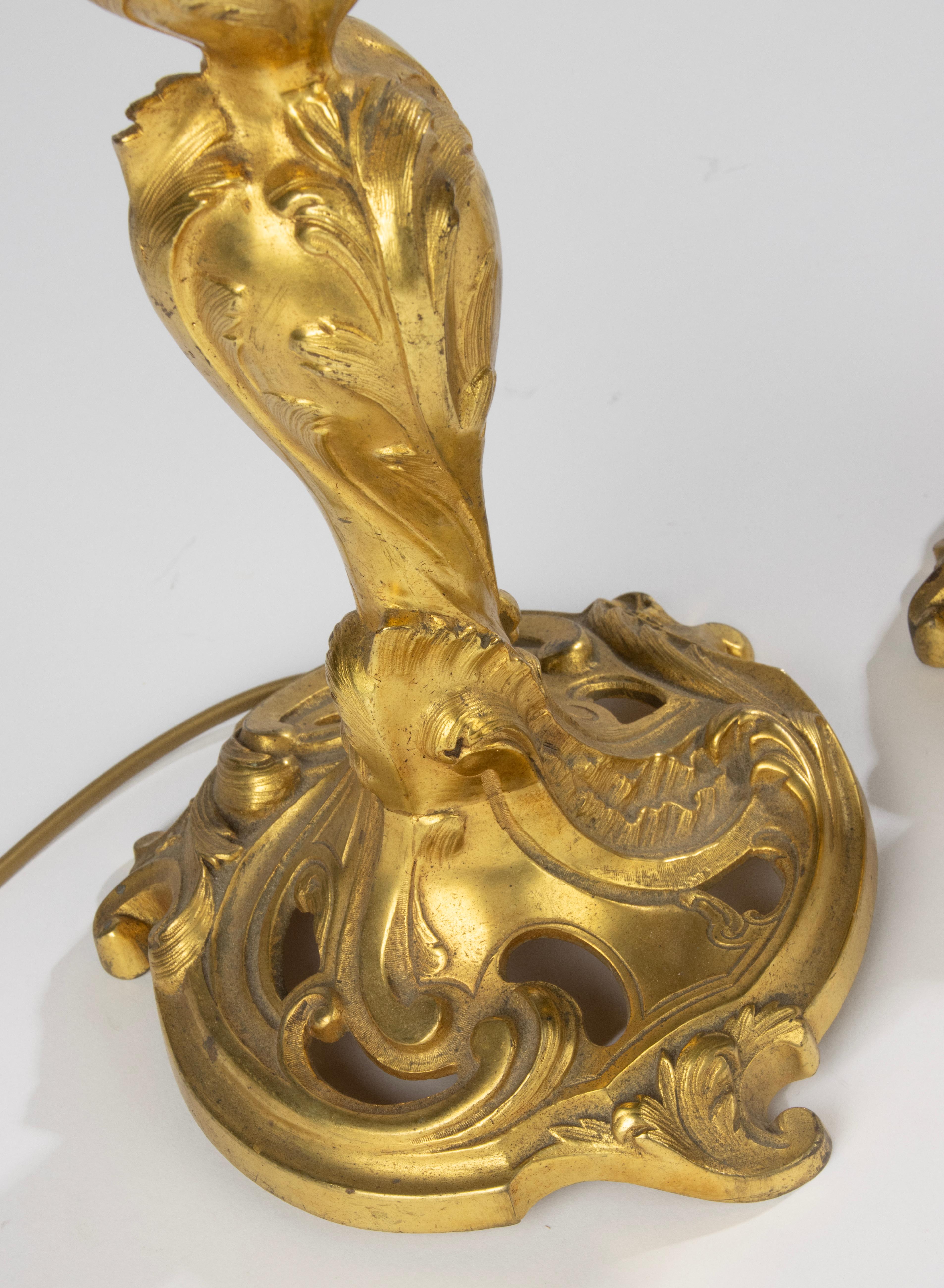 Fin du XIXe siècle Ensemble de 2 lampes de table du 19ème siècle - Bronze doré - Style Rococo en vente