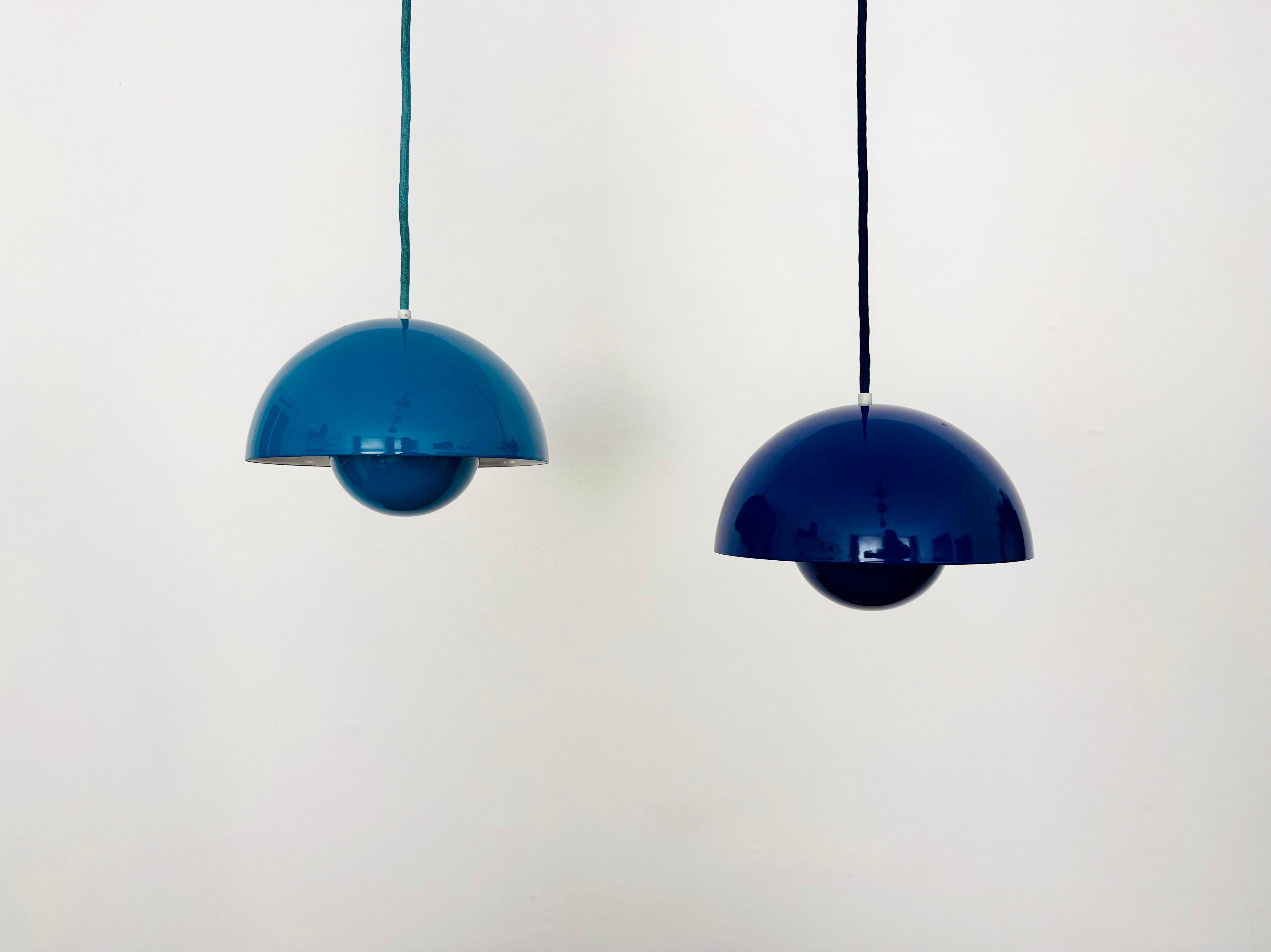 Lampade a sospensione di eccezionale bellezza degli anni '60.
Queste lampade Flowerpot appartengono alla prima linea di produzione e sono particolarmente rare con lo smalto arancione nel riflettore.
Questi creano una luce decorativa e una luce