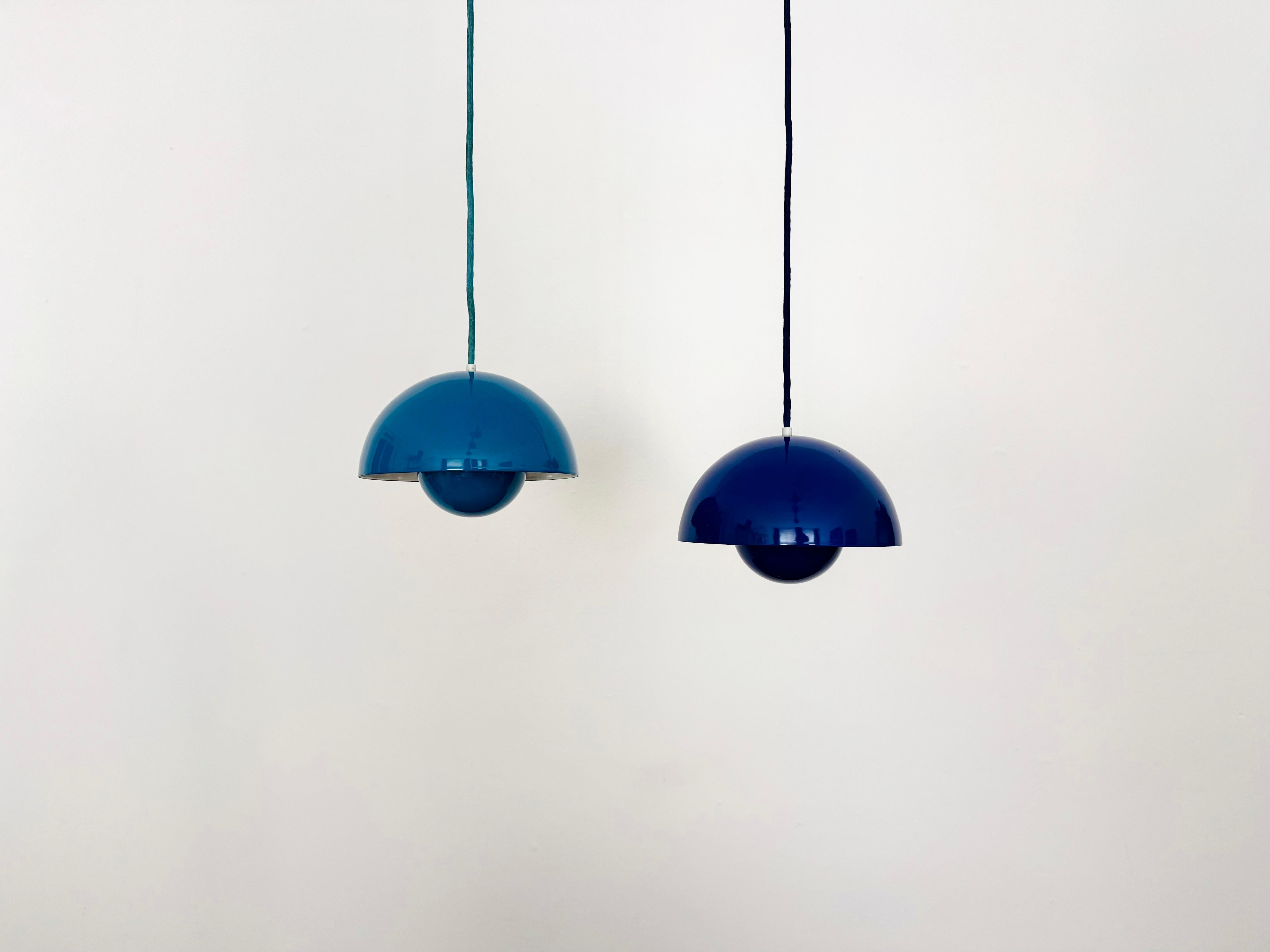 Scandinavo moderno Set di 2 lampade a sospensione a vaso di fiori 1st Edition VP1 di Verner Panton in vendita