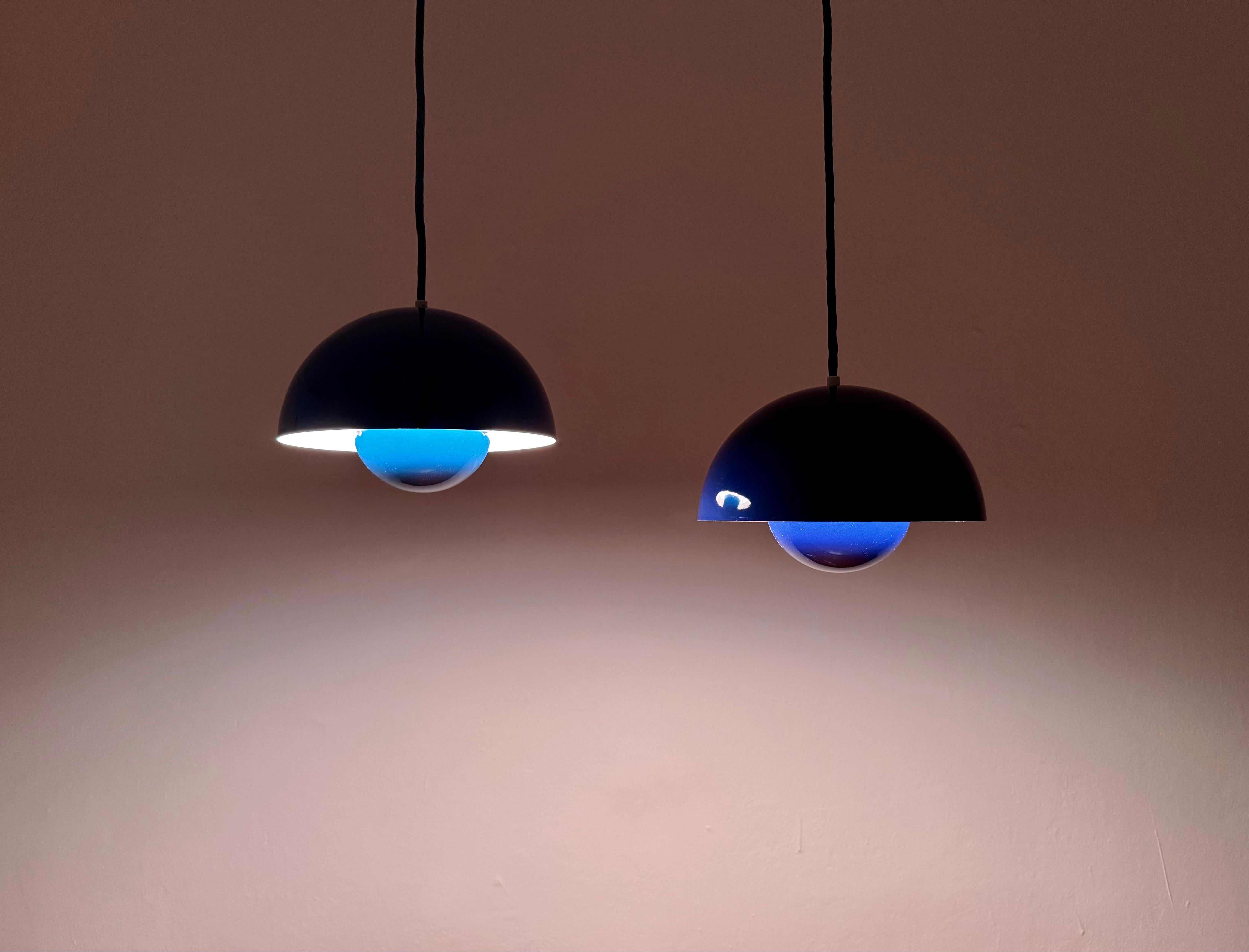Set di 2 lampade a sospensione a vaso di fiori 1st Edition VP1 di Verner Panton in vendita 1