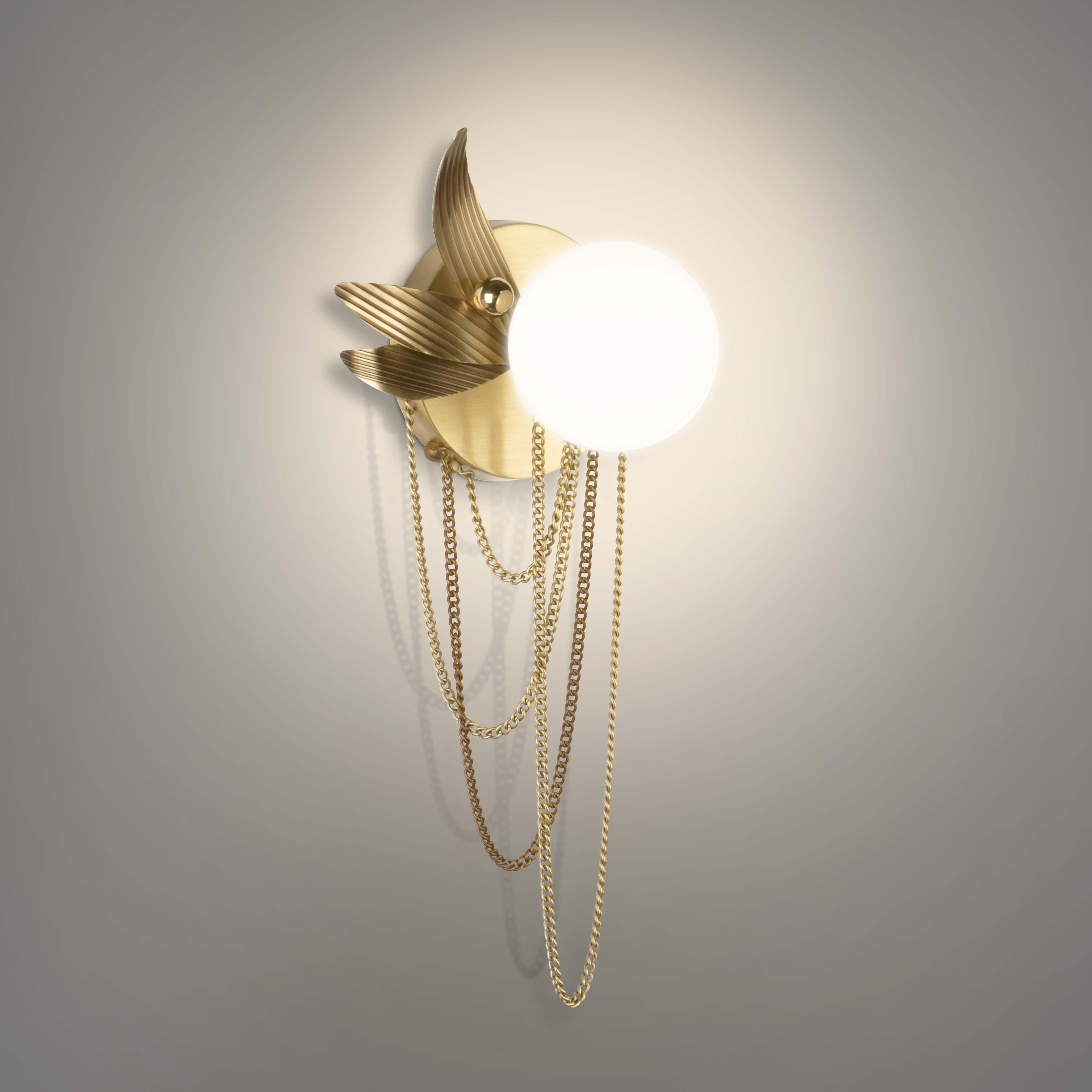 XXI secolo e contemporaneo Set di 2 lampade da parete Berlin del 21° secolo in ottone con vetro bianco lucido in vendita