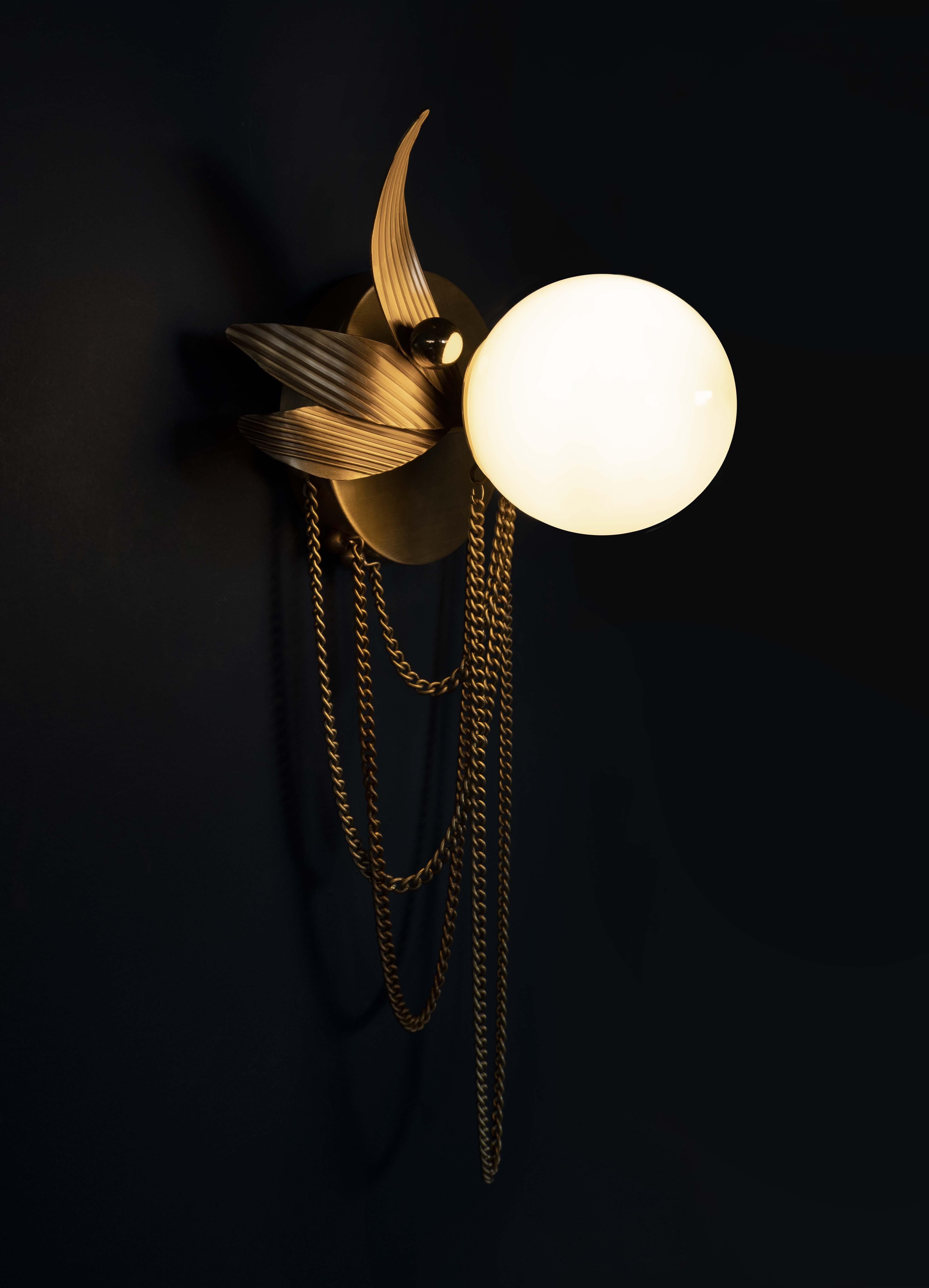 Ottone Set di 2 lampade da parete Berlin del 21° secolo in ottone con vetro bianco lucido in vendita