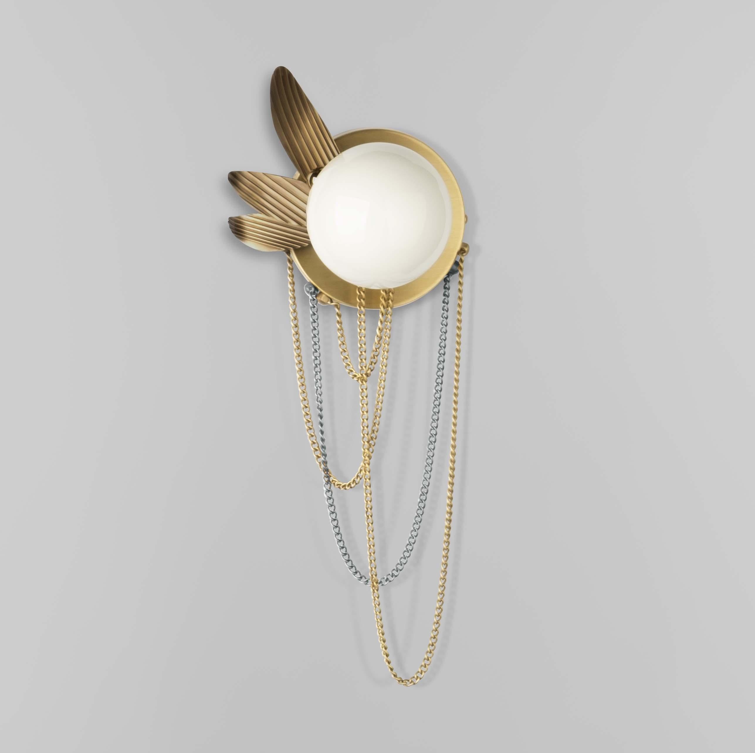 Set di 2 lampade da parete Berlin del 21° secolo in ottone con vetro bianco lucido in vendita 1