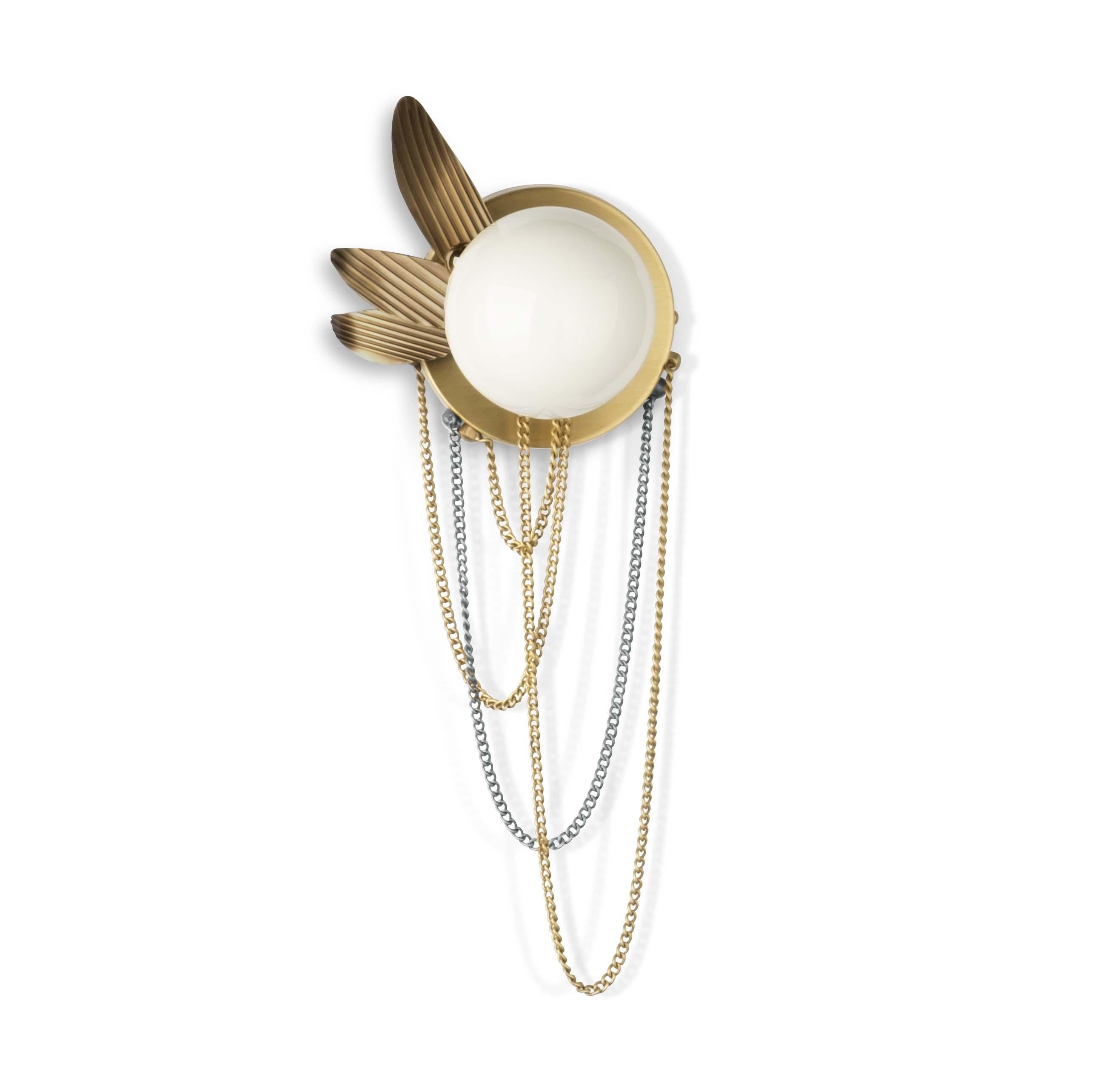 Set di 2 lampade da parete Berlin del 21° secolo in ottone con vetro bianco lucido in vendita 2