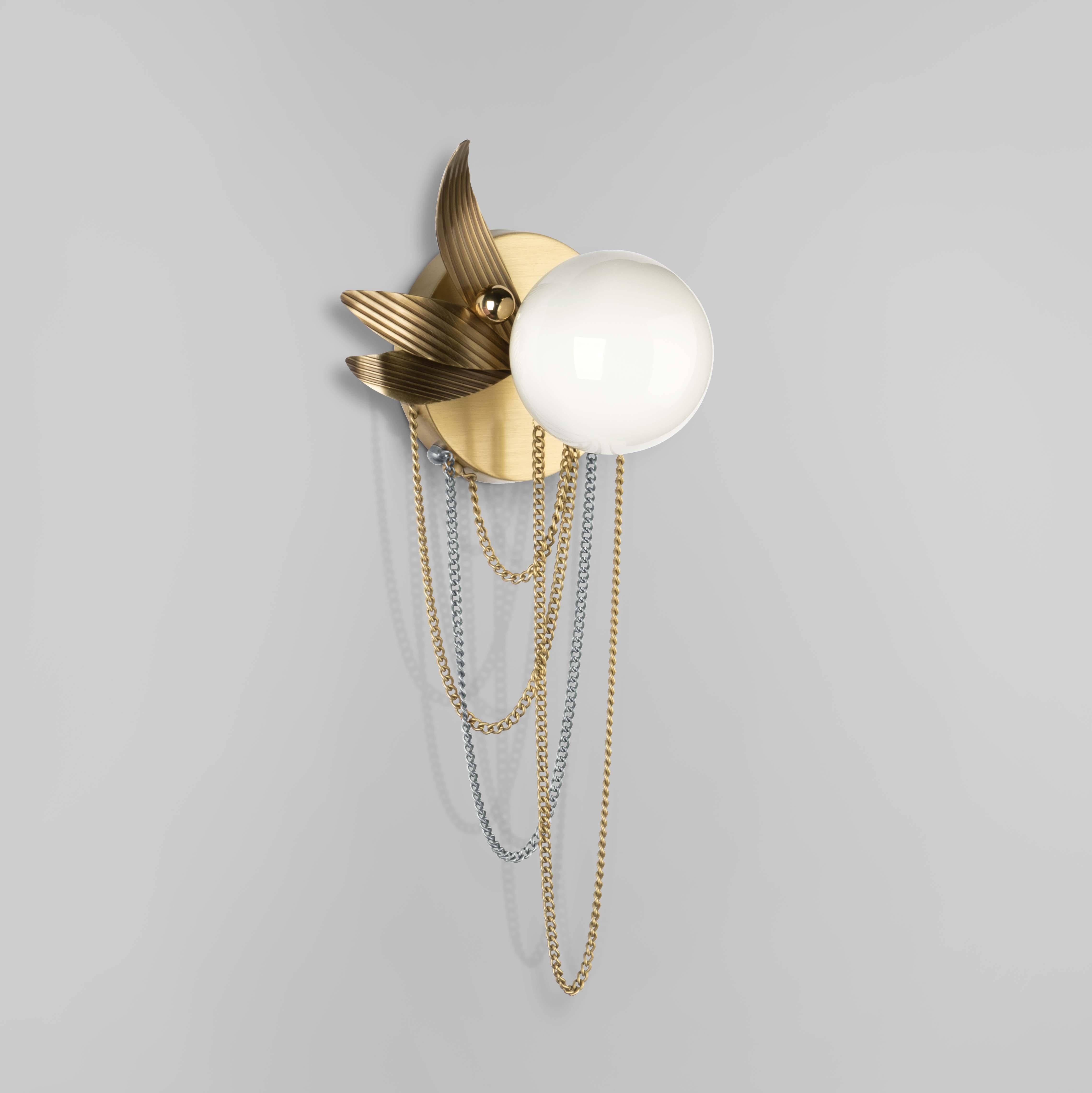Set di 2 lampade da parete Berlin del 21° secolo in ottone con vetro bianco lucido in vendita 3