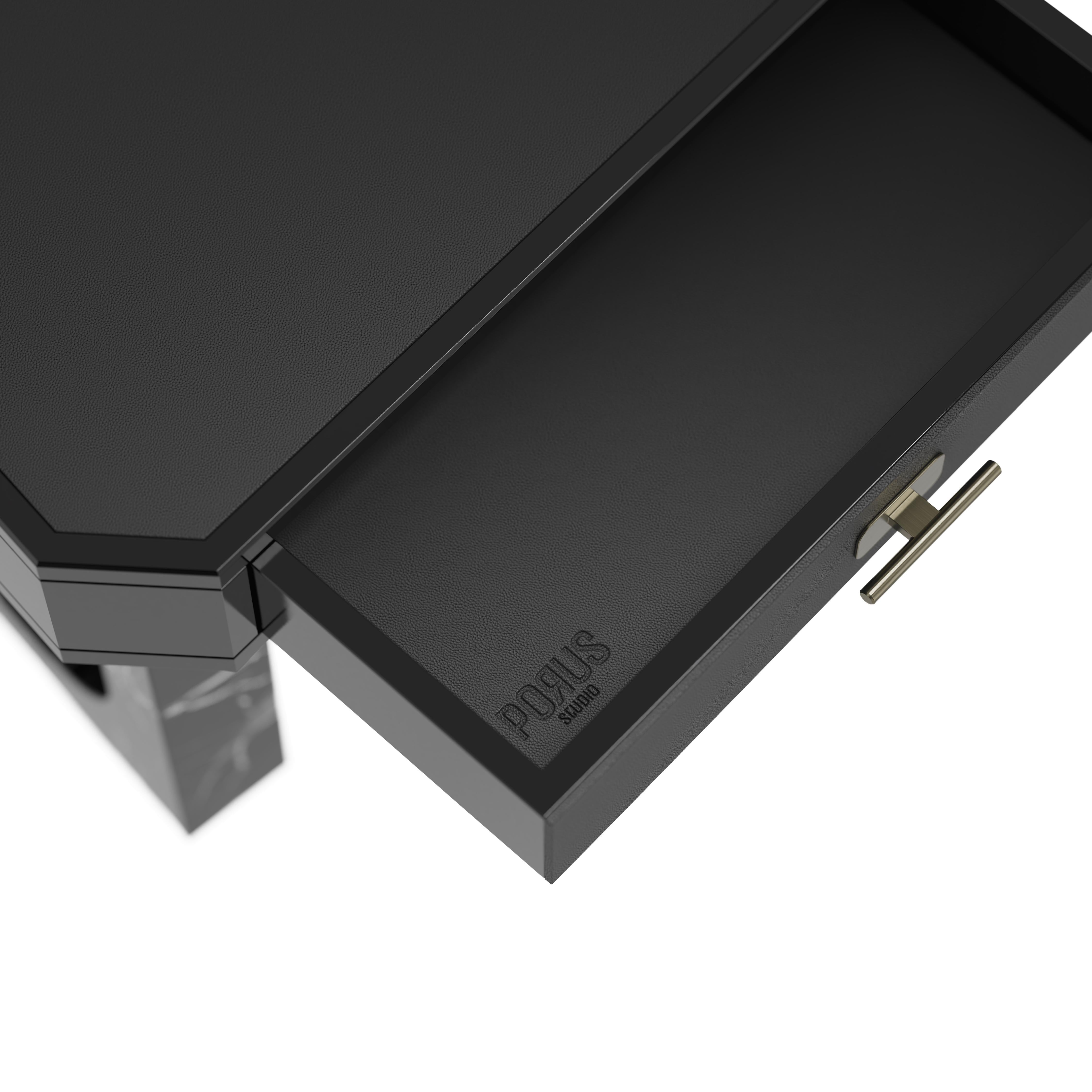 Ottone Set di 2 Lincoln del 21° secolo  Comodino  Marmo Marquina di Porus in vendita
