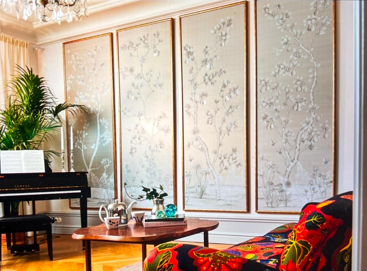 Un ensemble de quatre élégantes peintures sur soie de la maison suédoise Eleg, créatrice de revêtements muraux de luxe sur mesure.
Intitulée The Orchard in Silver, chaque pièce est peinte à la main à l'aquarelle sur dupioni de soie et finie par une