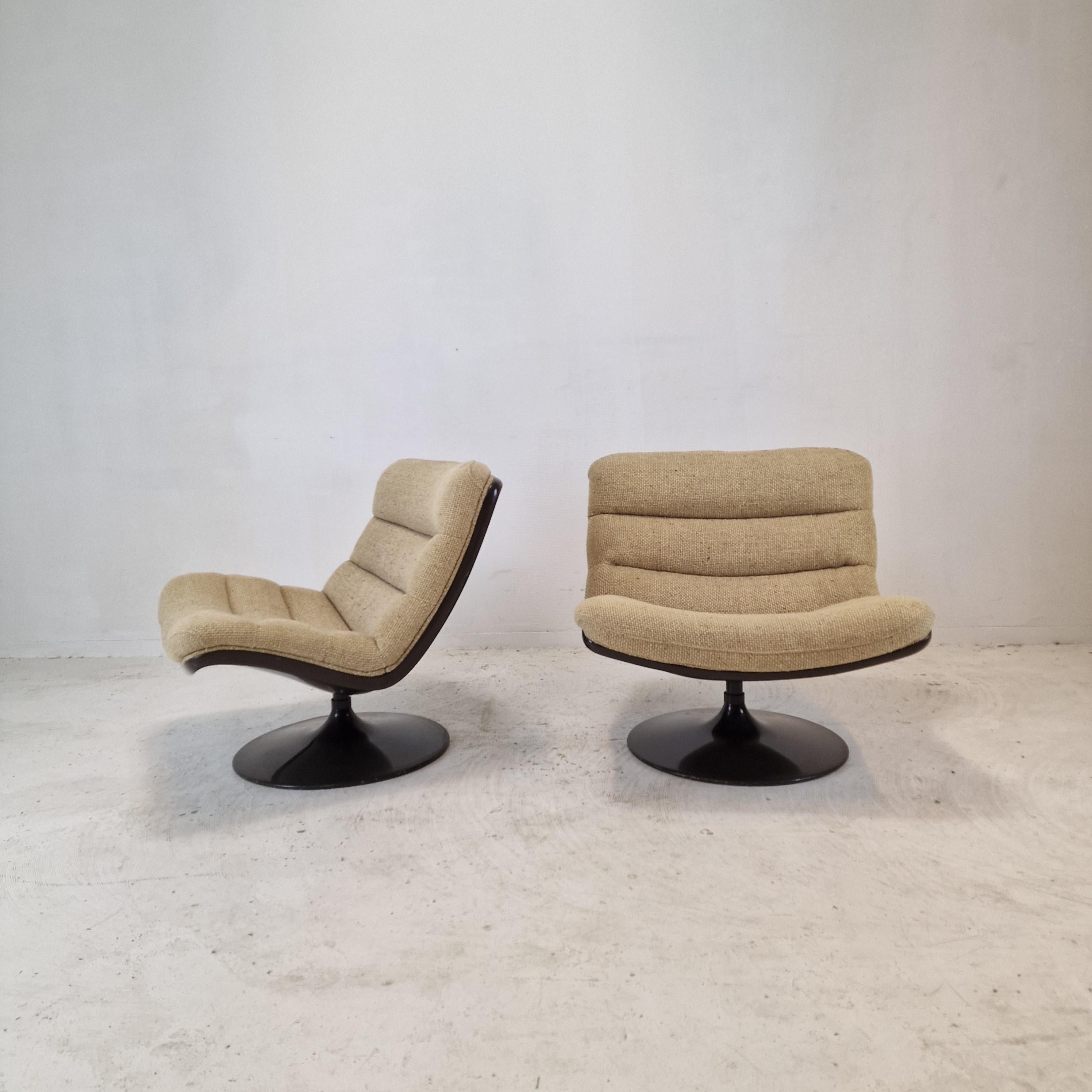 Ensemble de deux chaises longues 975 très mignonnes et confortables.
Ces chaises populaires ont été conçues par le célèbre Geoffrey Harcourt pour Artifort dans les années 70.

Le siège baquet marron immaculé avec une base en forme de tulipe dito