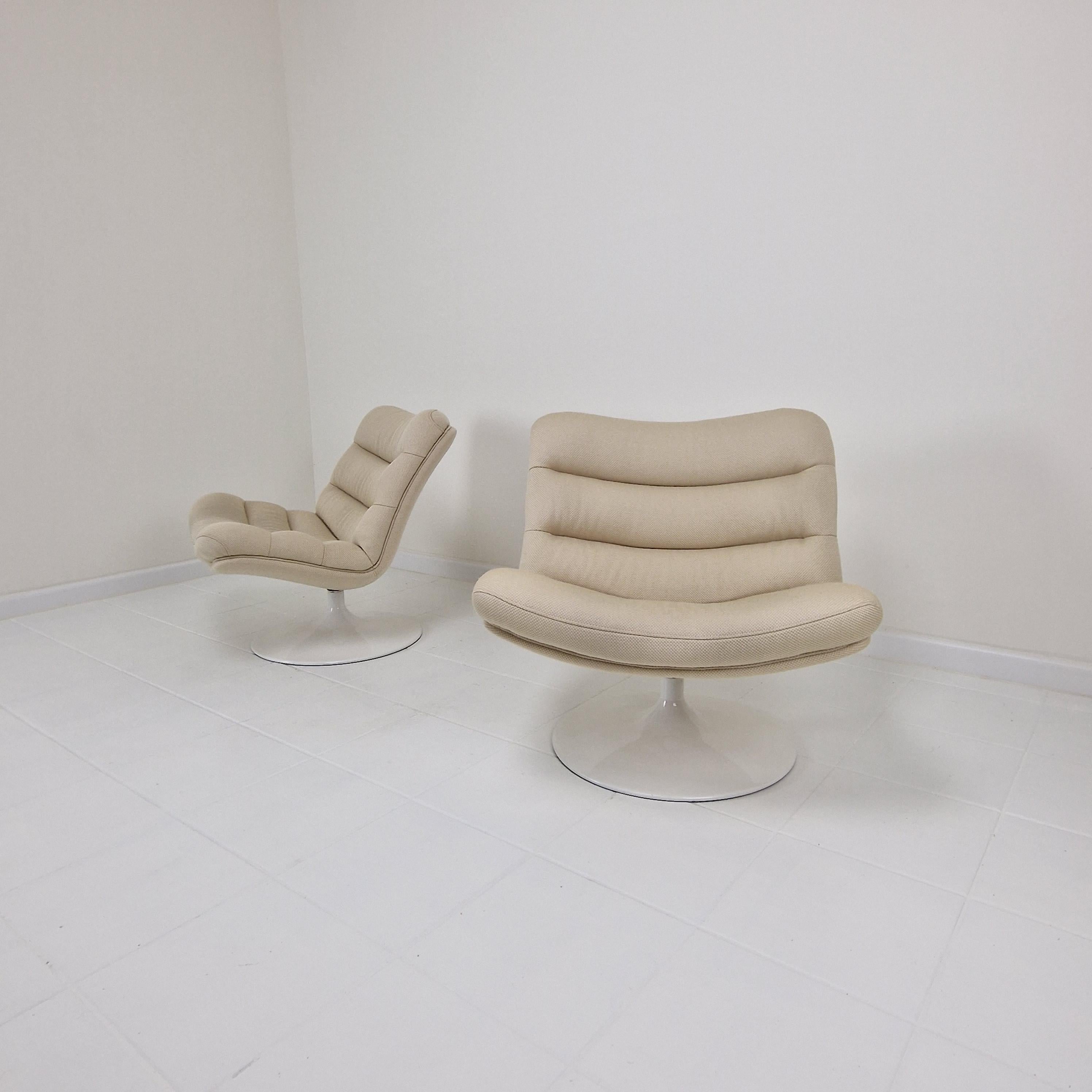 Very cute and comfortable 975 Lounge Chairs designed by the famous Geoffrey Harcourt for Artifort in the 70's.

Solid frame with a pivoting and stable metal foot.  
The chairs have the original high quality fabric, color light beige. 
The fabric is