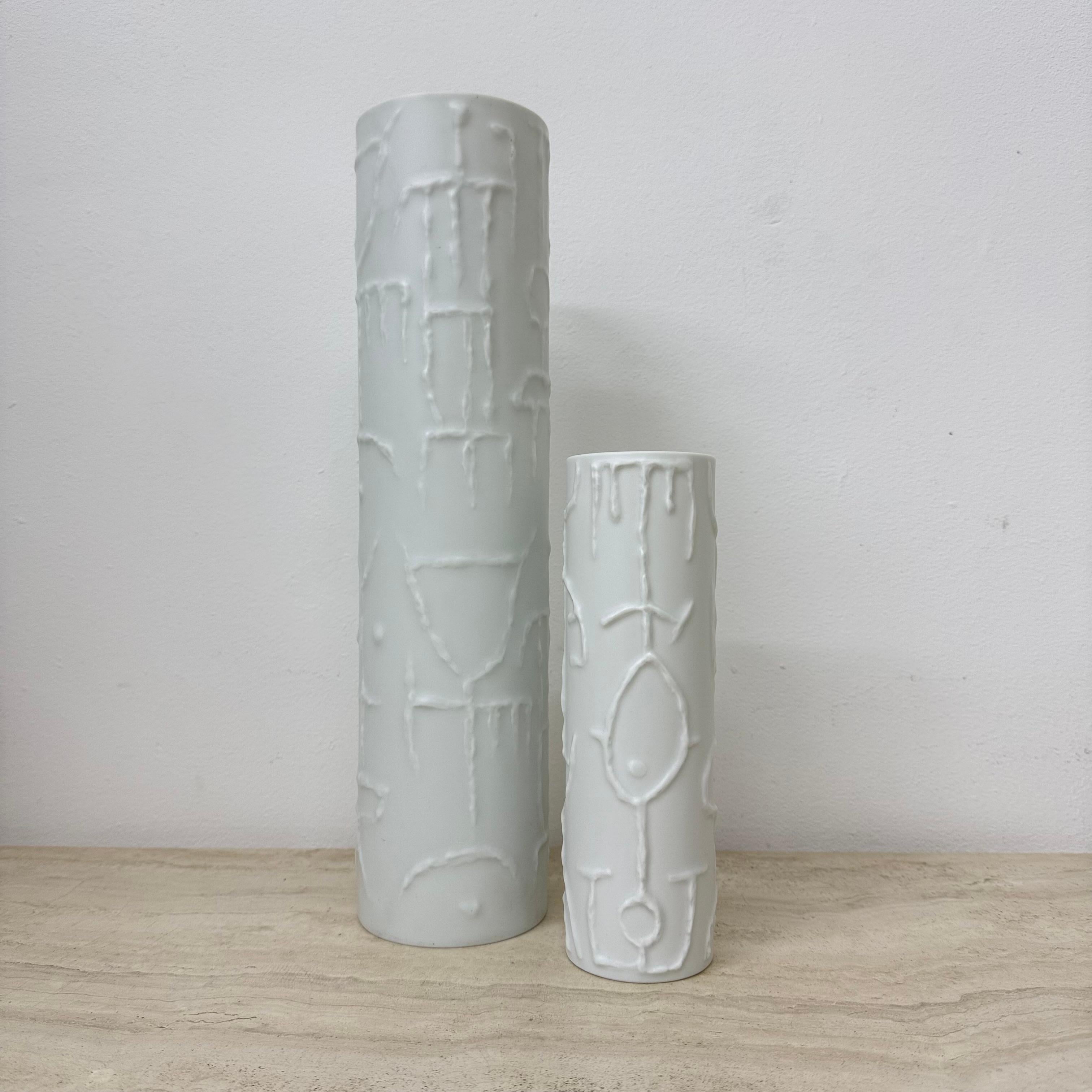Set of 2 Abstract porcelain Vases by Cuno Fischer for Rosenthal, Germany, 1980s In Good Condition For Sale In Delft, NL