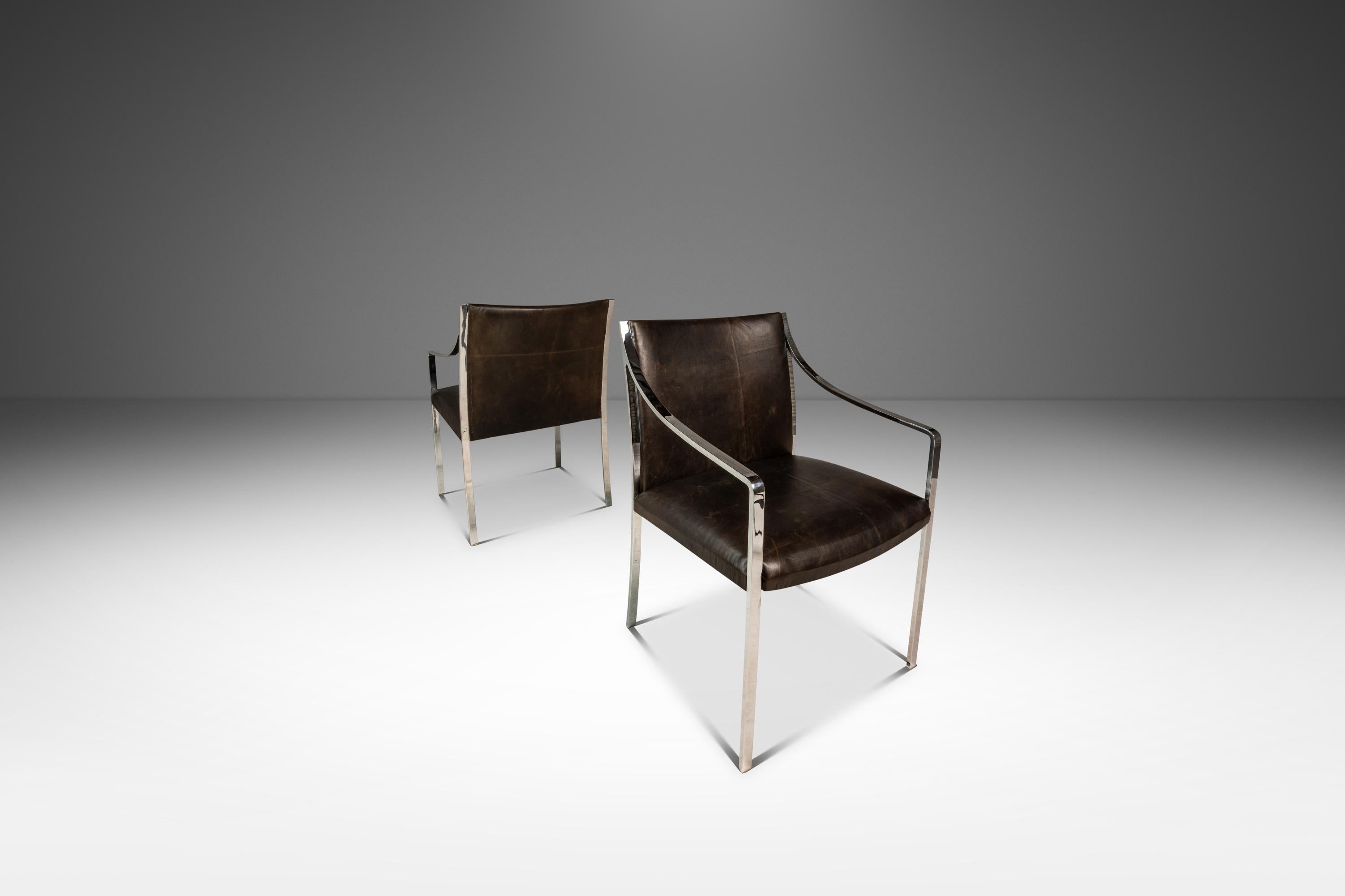 Questo straordinario set di due sedie da ufficio o d'accento Mid-Century Modern, disegnate da Bert England per Stow & Davis negli anni '60, unisce un'eleganza senza tempo a un comfort contemporaneo. Rivestite di recente in ricca pelle conciata al