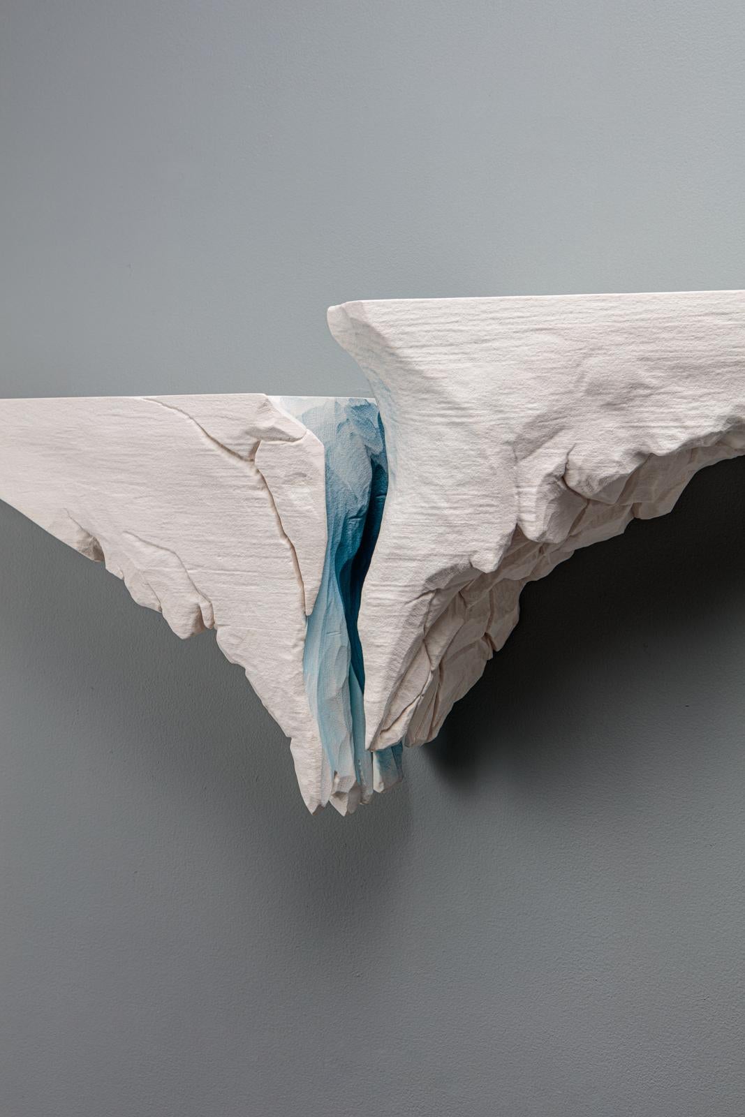 Moderno Set di 2 mensole da parete Acias scolpite a mano in sicomoro eroso di Tor Rothschild in vendita