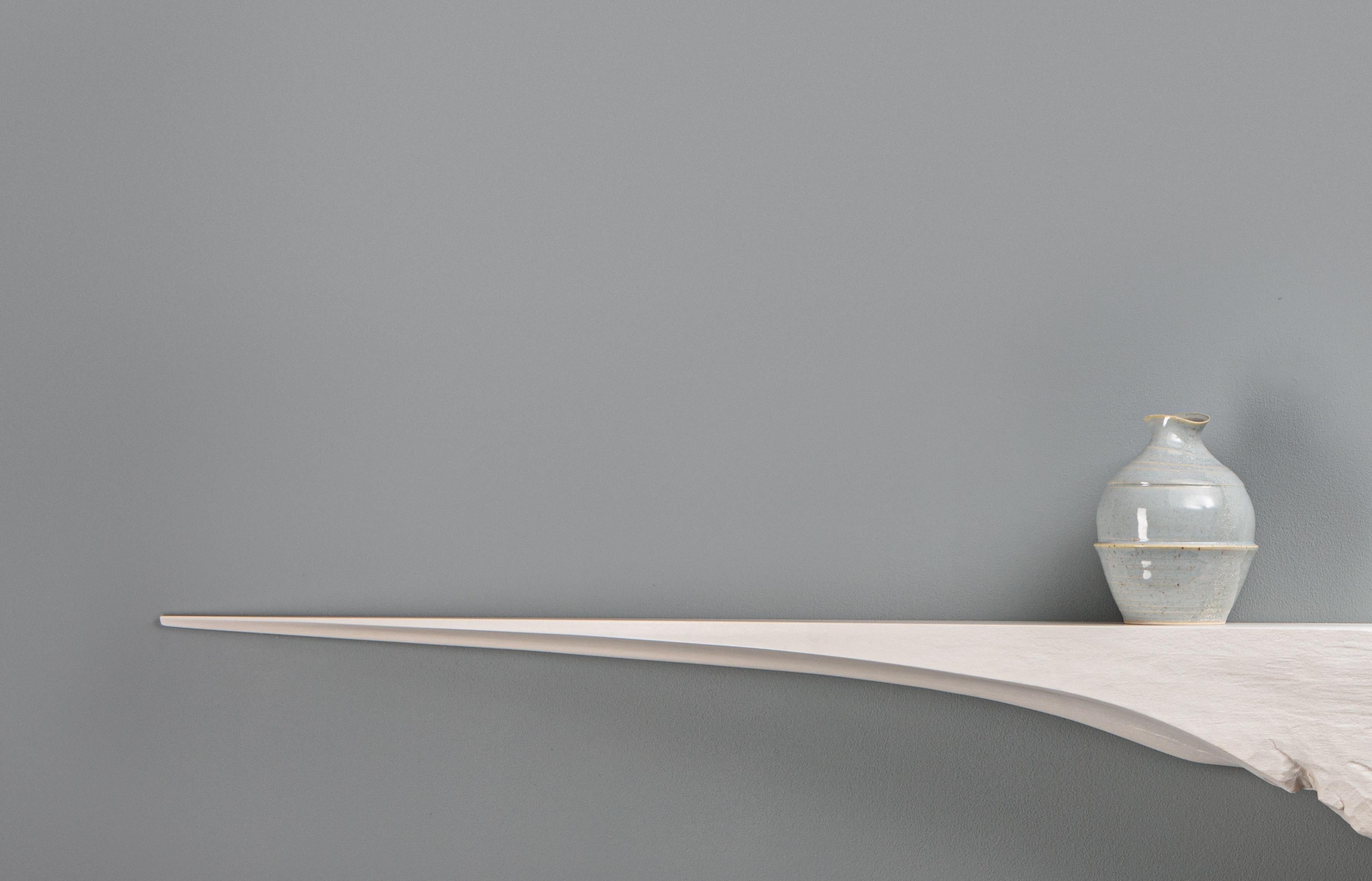 Altro Set di 2 mensole da parete Acias scolpite a mano in sicomoro eroso di Tor Rothschild in vendita