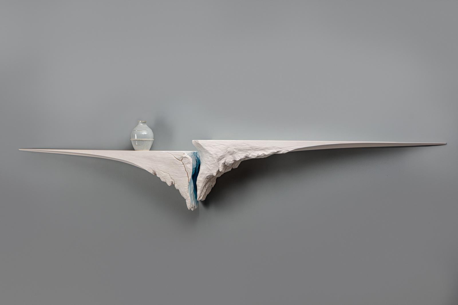 XXI secolo e contemporaneo Set di 2 mensole da parete Acias scolpite a mano in sicomoro eroso di Tor Rothschild in vendita