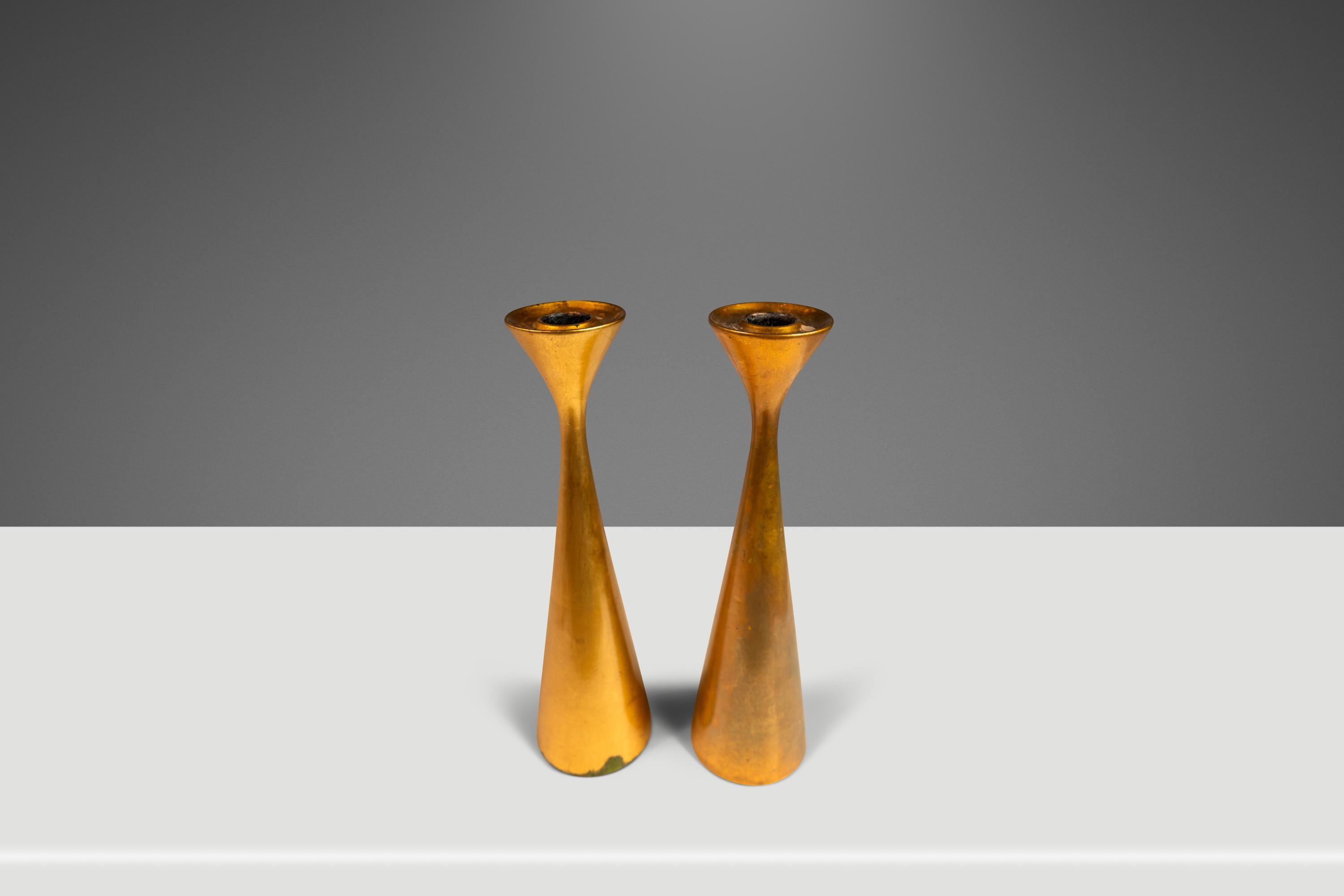 Ti presentiamo uno splendido set di portacandele in porcellana massiccia. Caratterizzato da una superficie acidata e da deliziosi piani a forma di tulipano, questo set in stile danese, realizzato ad arte, è l'aggiunta perfetta e discreta a qualsiasi