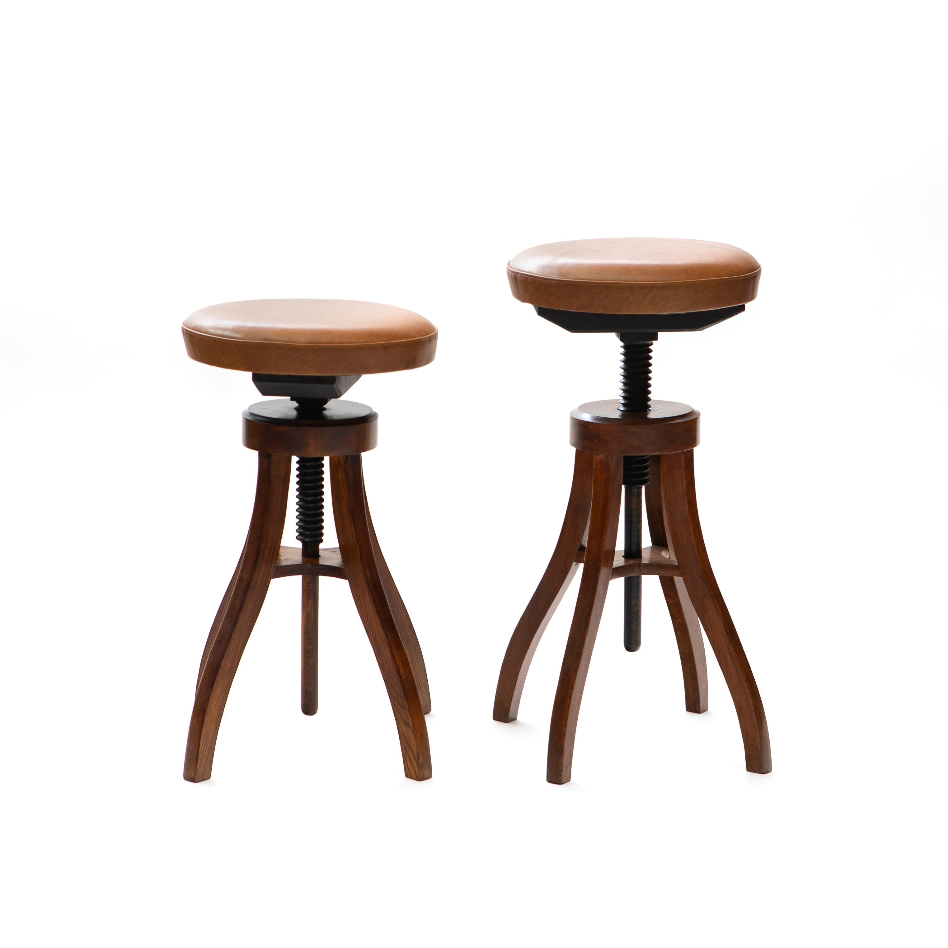 Adjustable bar stools, Fritz Hansen.

Frame in solid oak with seat newly upholstered with cognac leather.

Adjustable height (in photo approx. 72 cm.)
max H 89 Low 69 cm
Denmark approx. 1940.

