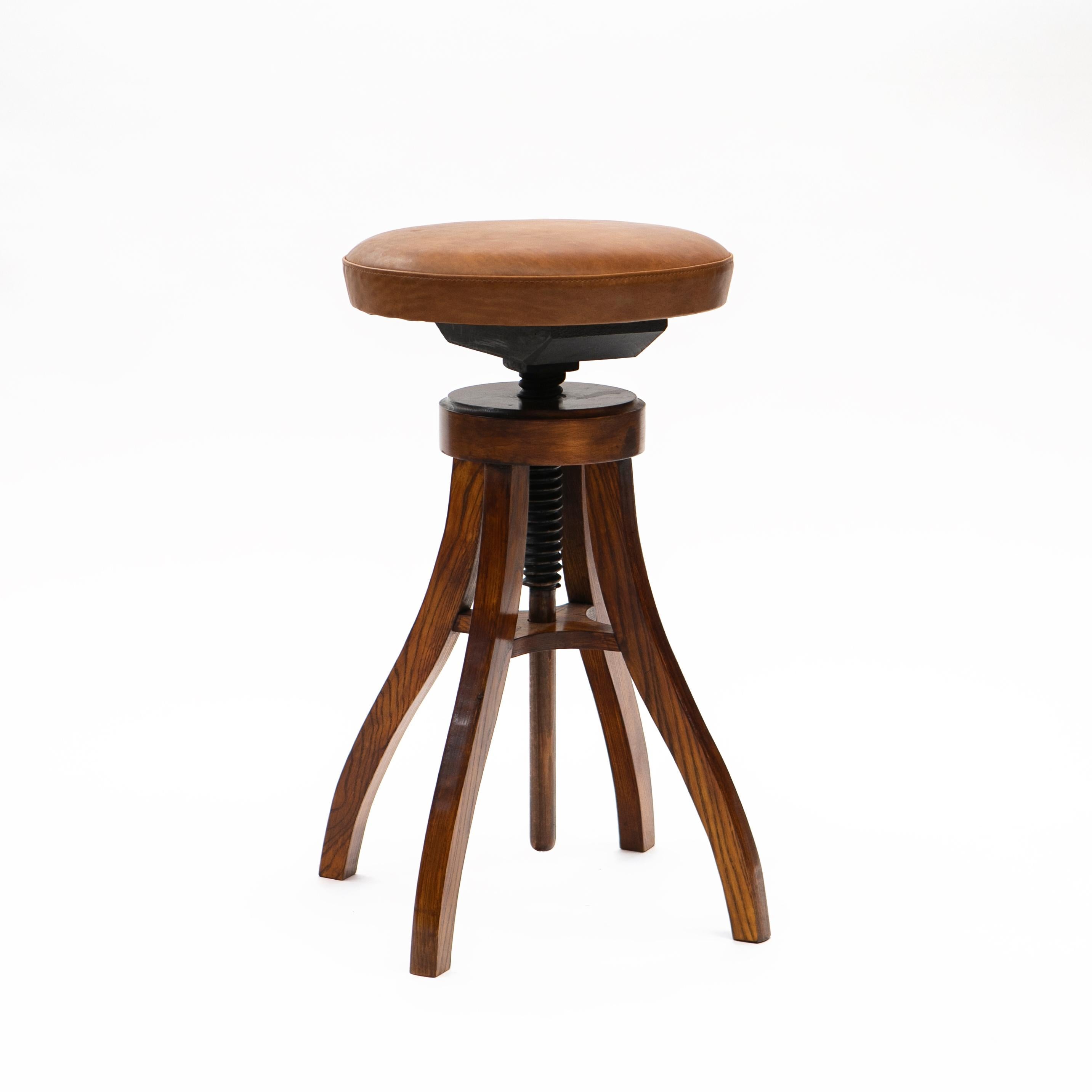 Modern Set of 2 adjustable Bar Stools In Oak & Leather - Fritz Hansen For Sale
