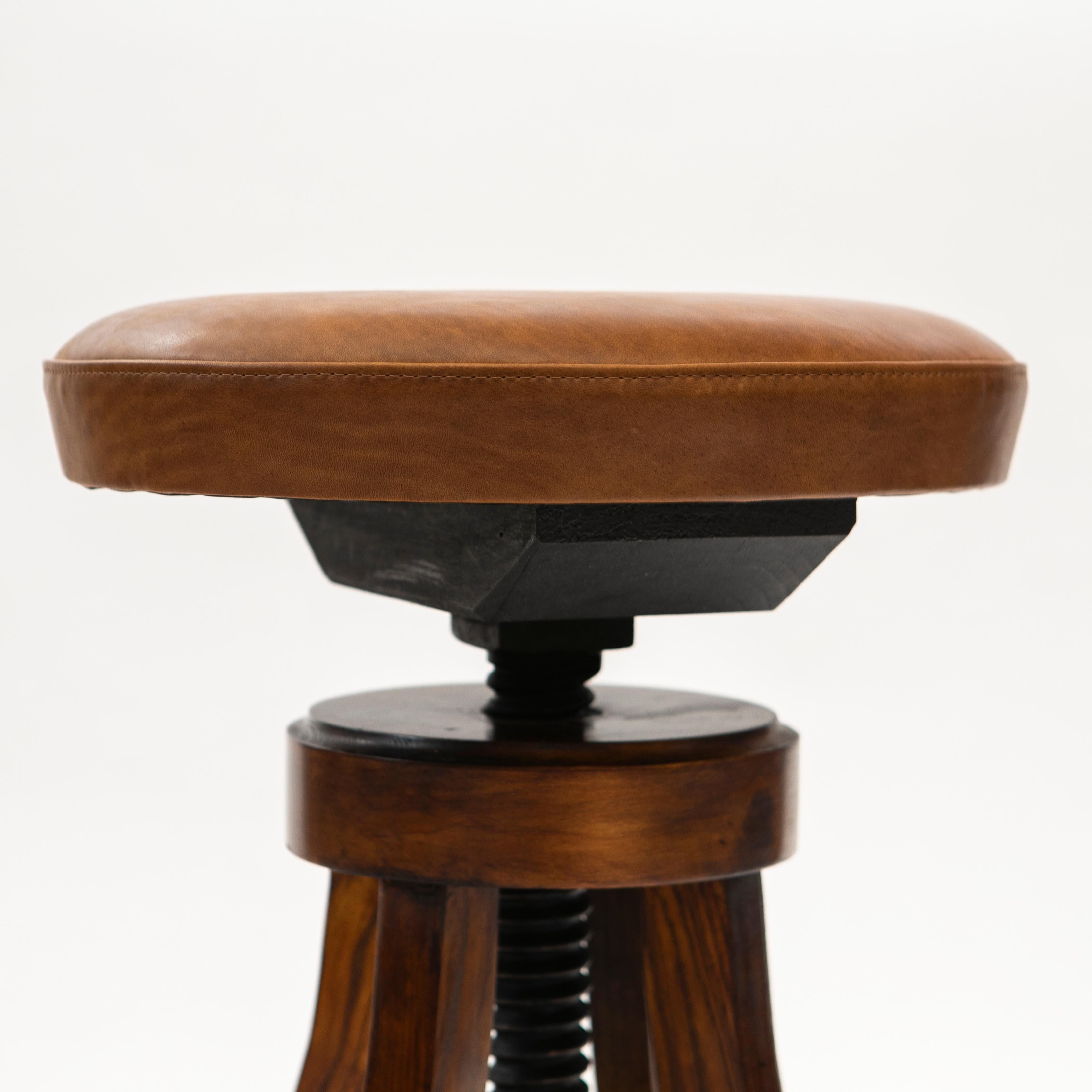 Set of 2 adjustable Bar Stools In Oak & Leather - Fritz Hansen In Good Condition For Sale In Kastrup, DK