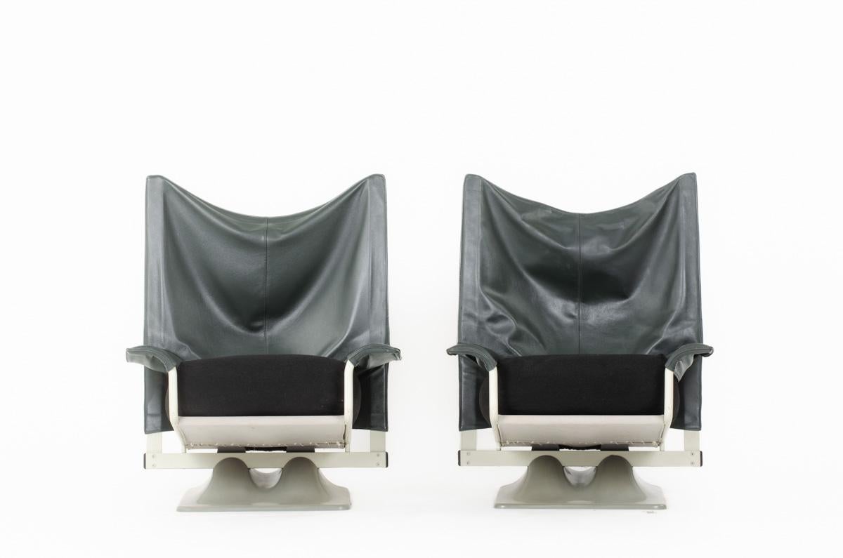 Ensemble de 2 fauteuils modèle Aeo par Paolo Deganello et Archizoom group en 1973
Édité par Cassina (voir image)
Base en plastique, structure en métal, dossier et accoudoir en cuir gris
Coussin en mousse recouvert de tissu éponge noir
