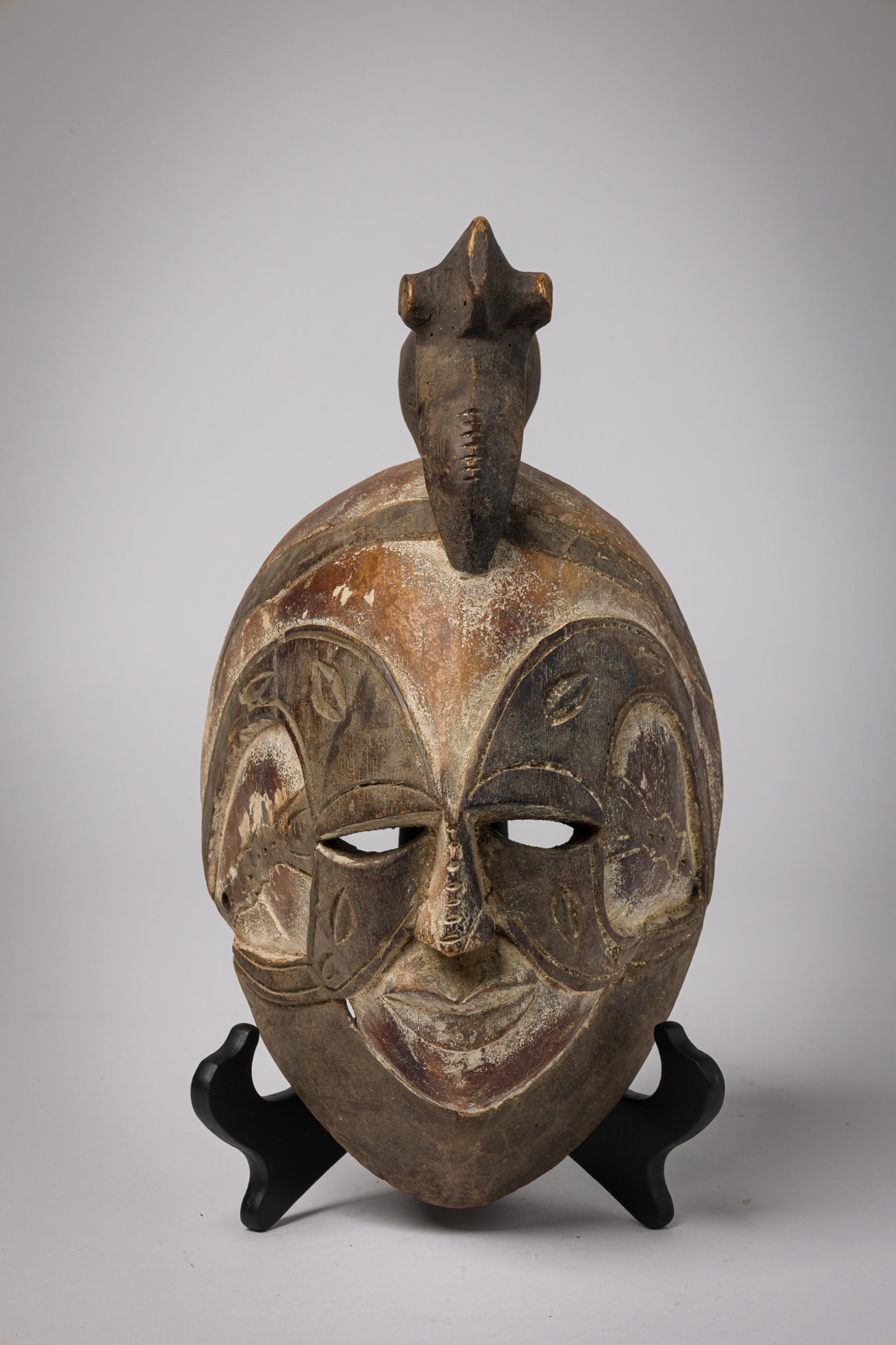 Set of 2 African Cameroon 20th Century Carved Wooden Bamileke Mask with Hornbill en vente 2