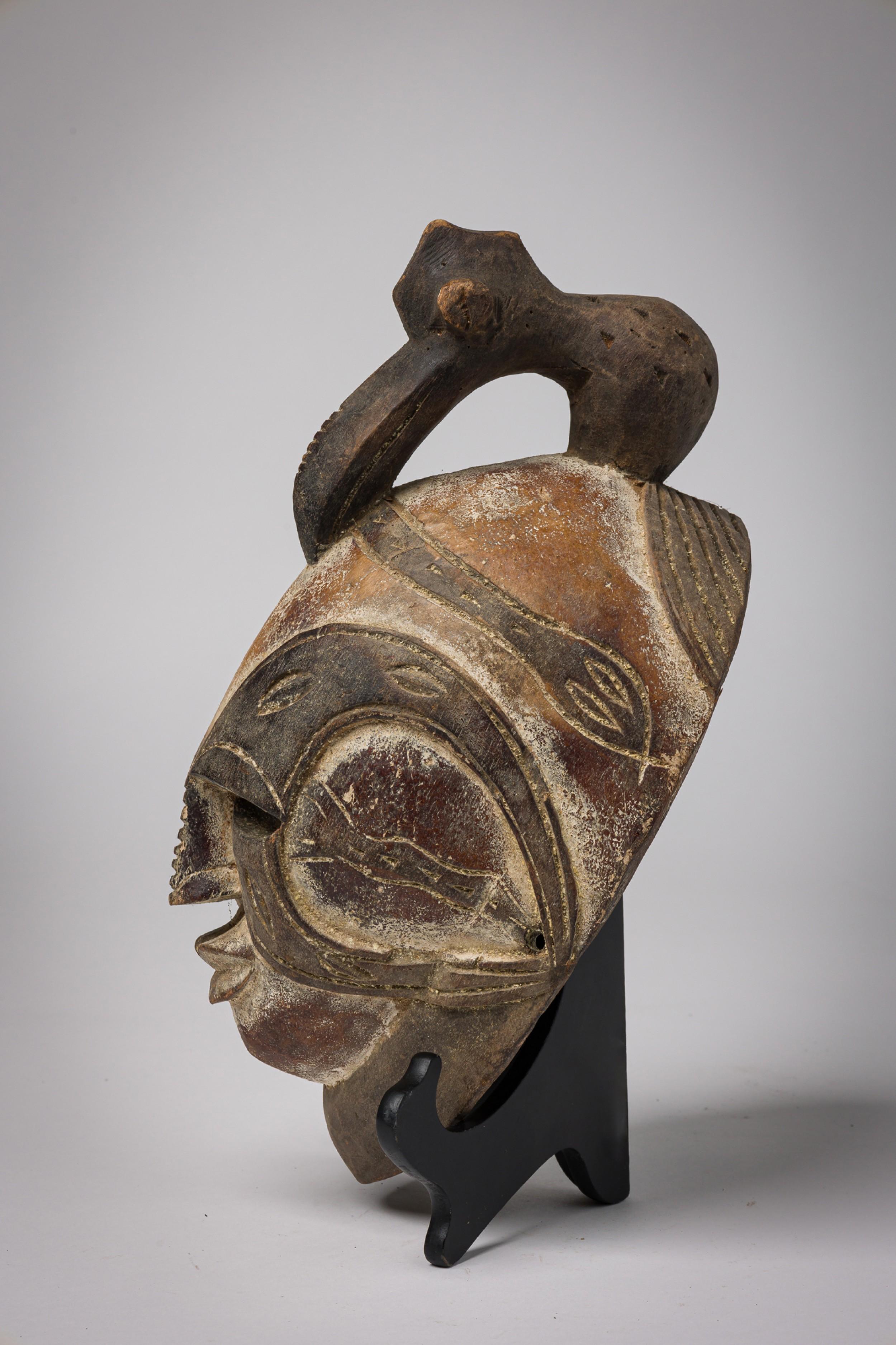 Set of 2 African Cameroon 20th Century Carved Wooden Bamileke Mask with Hornbill en vente 3