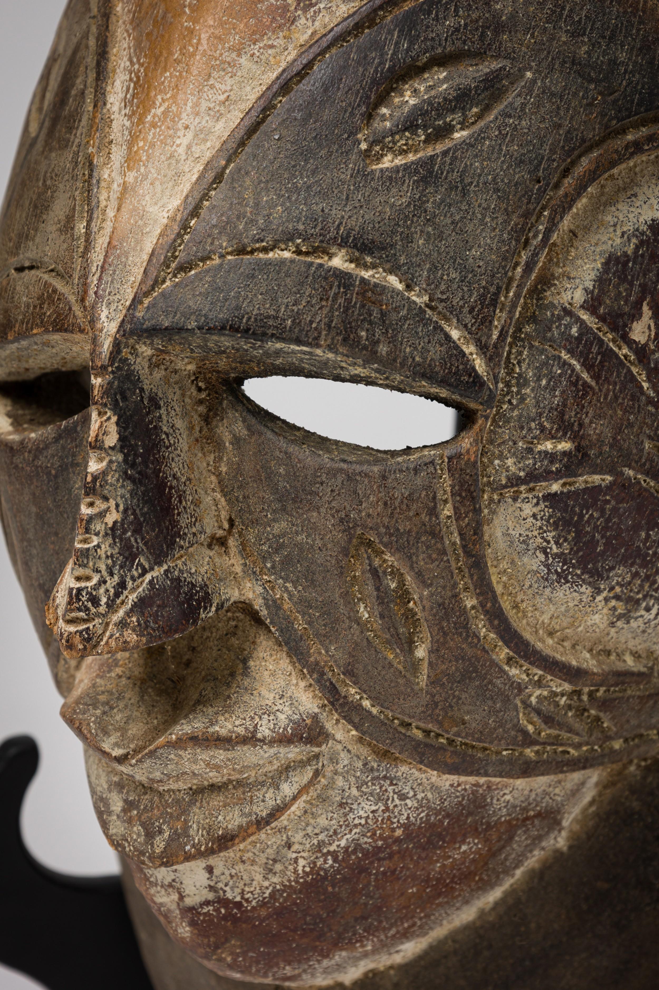 Set of 2 African Cameroon 20th Century Carved Wooden Bamileke Mask with Hornbill en vente 4