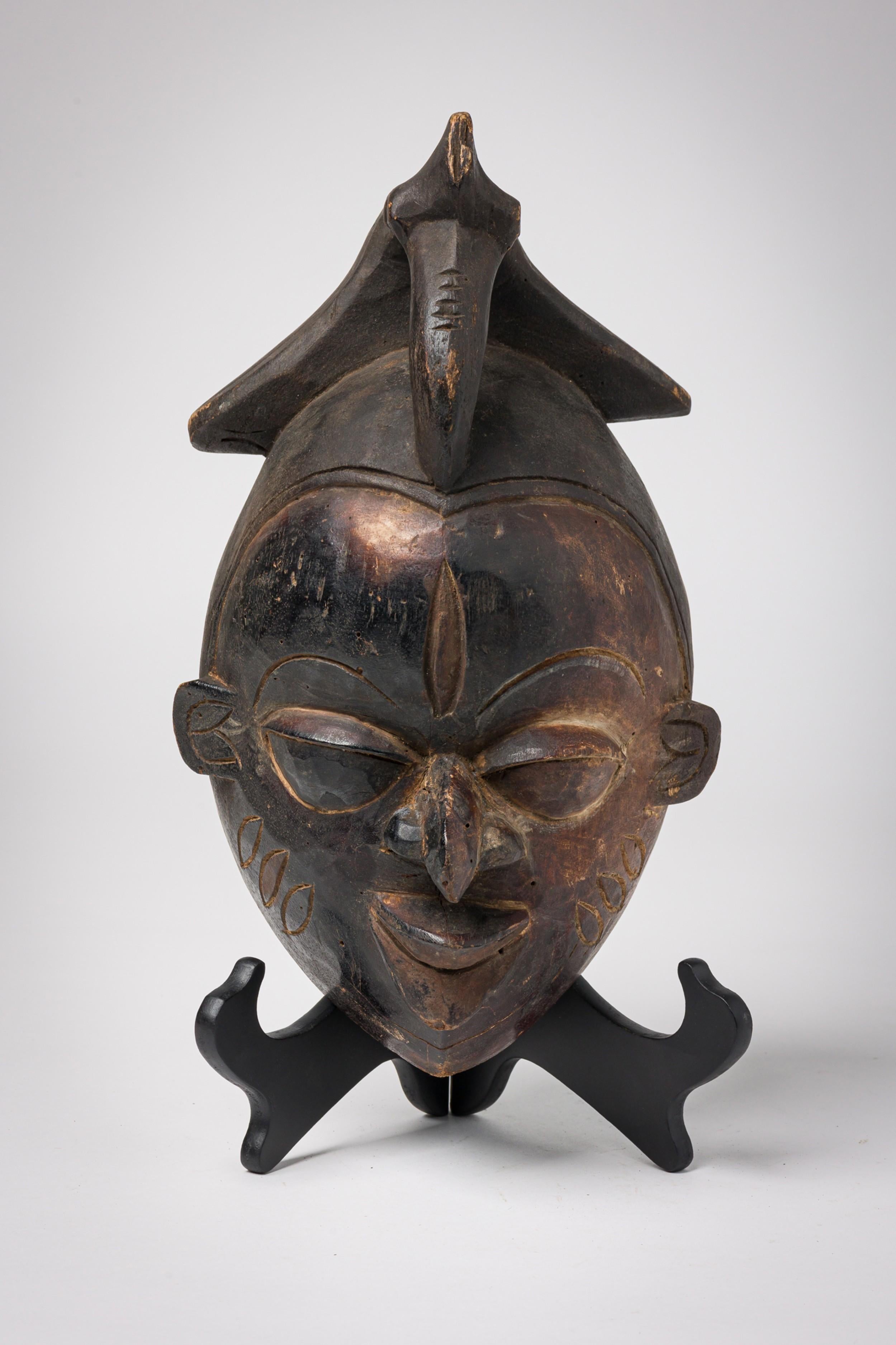 Tribal Set of 2 African Cameroon 20th Century Carved Wooden Bamileke Mask with Hornbill en vente