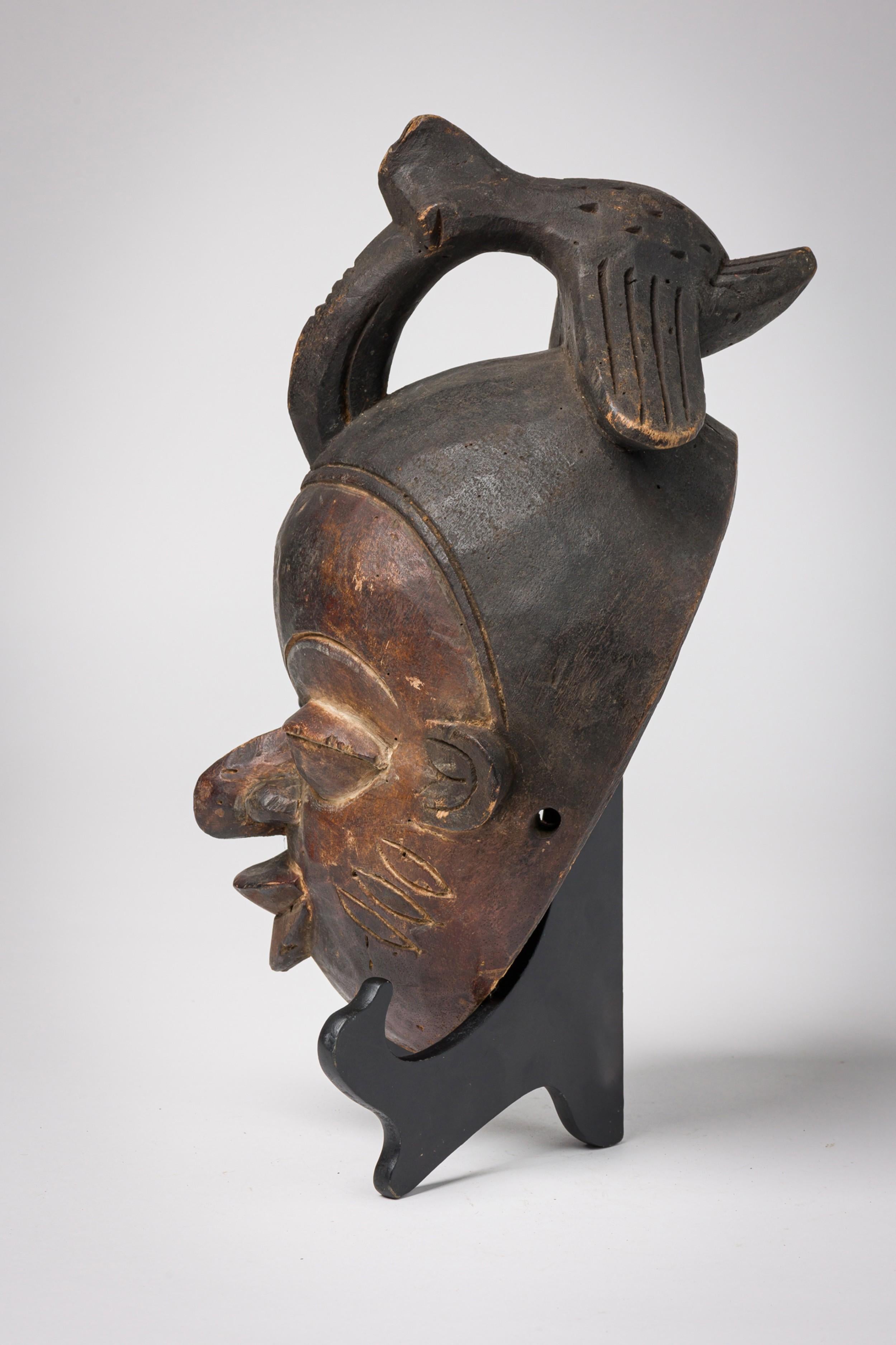 Africain Set of 2 African Cameroon 20th Century Carved Wooden Bamileke Mask with Hornbill en vente