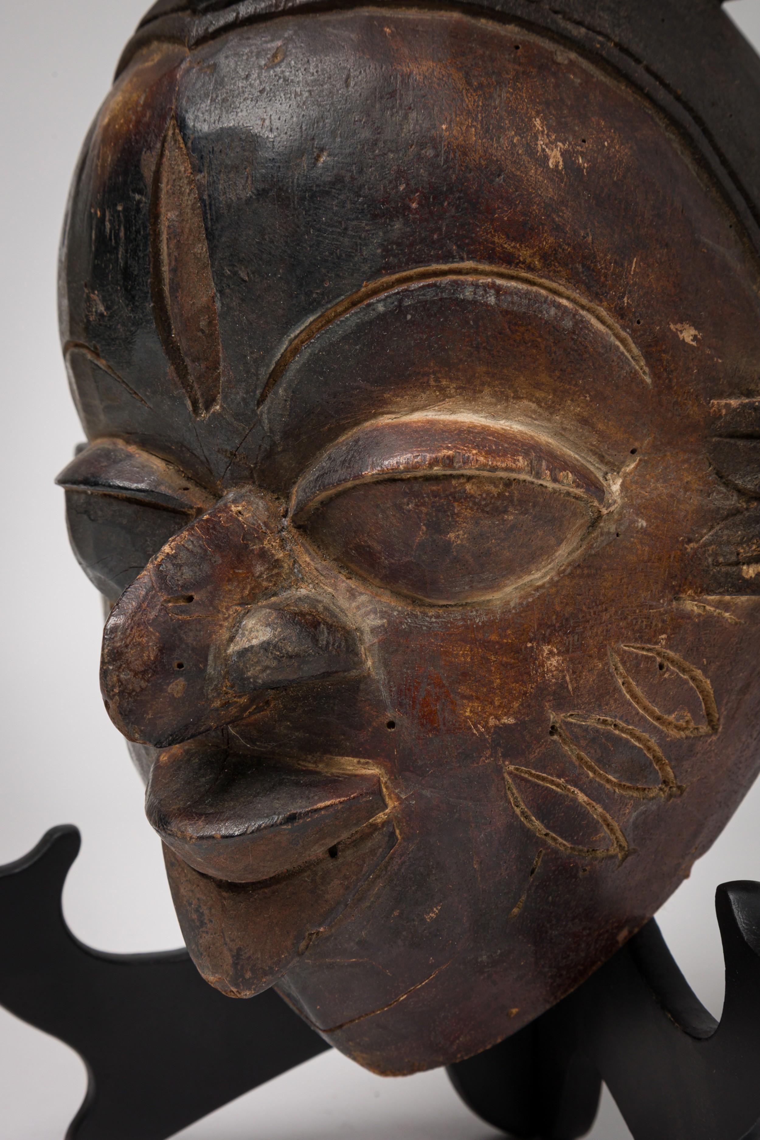 Sculpté Set of 2 African Cameroon 20th Century Carved Wooden Bamileke Mask with Hornbill en vente