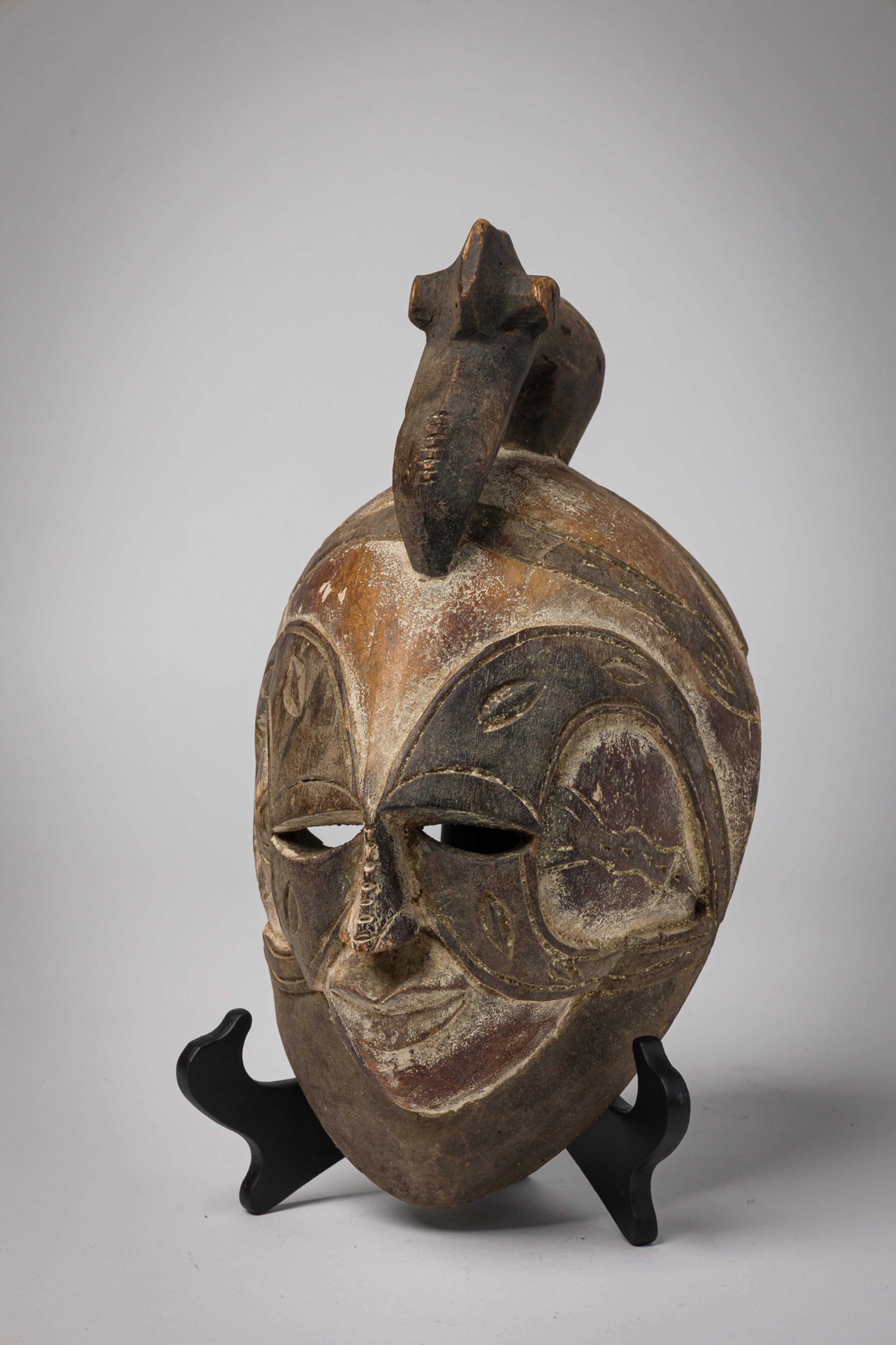 Set of 2 African Cameroon 20th Century Carved Wooden Bamileke Mask with Hornbill en vente 1