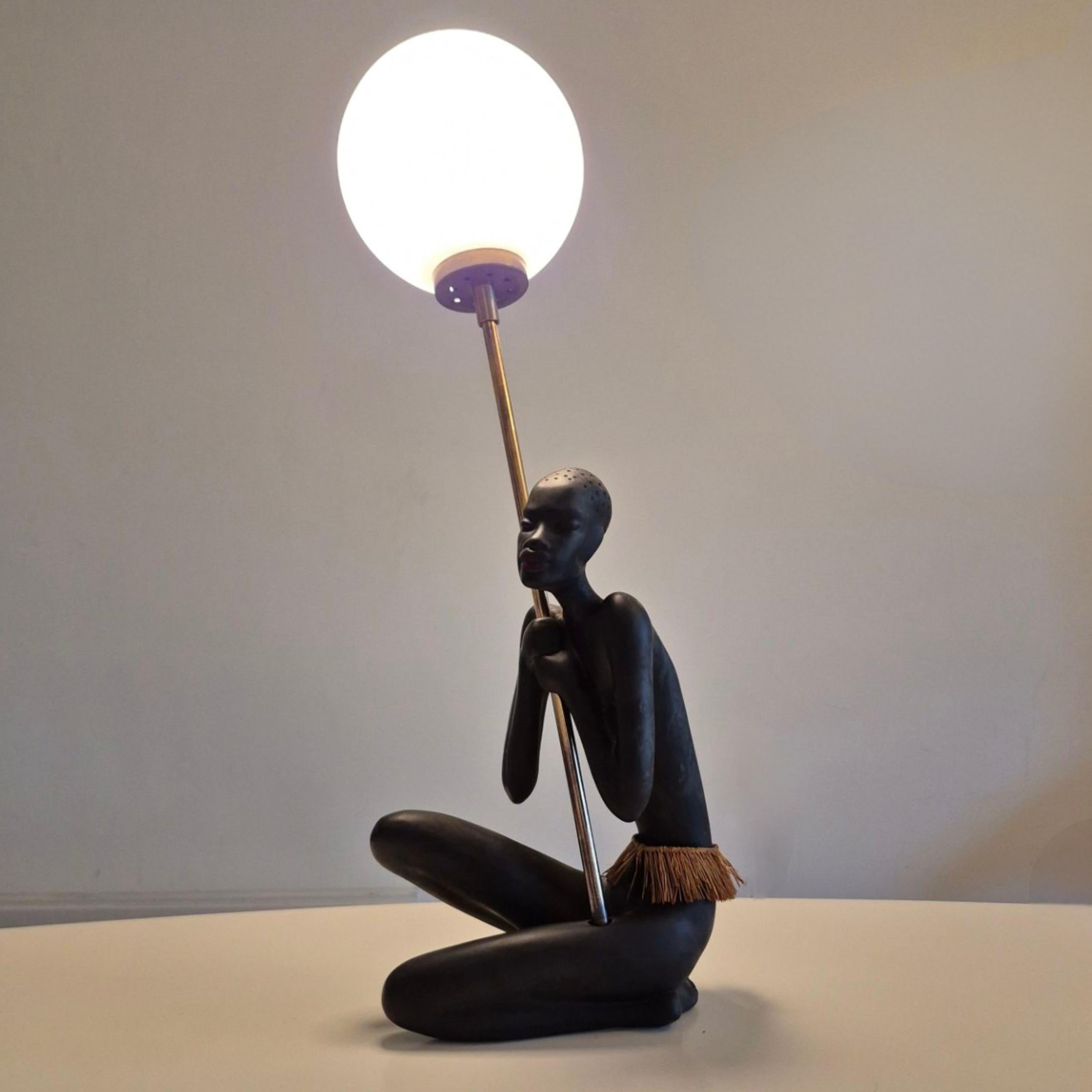 Conjunto de 2 figuras africanas. Fabricada en cerámica negra por Gmundner Keramik Austria en la década de 1950.
Representan a un hombre y una mujer africanos. La mujer sostiene una olla, mientras que el hombre sostiene una barra de latón con una