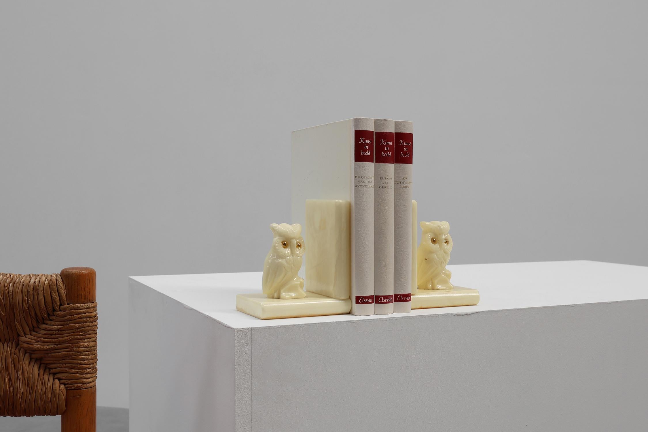 Art Déco Set di 2 fermalibri in alabastro intagliato a mano in stile Art Carved, Francia anni '20 in vendita