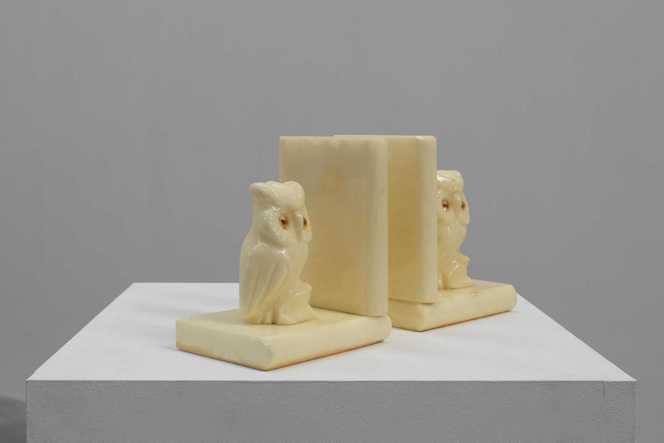 Francese Set di 2 fermalibri in alabastro intagliato a mano in stile Art Carved, Francia anni '20 in vendita