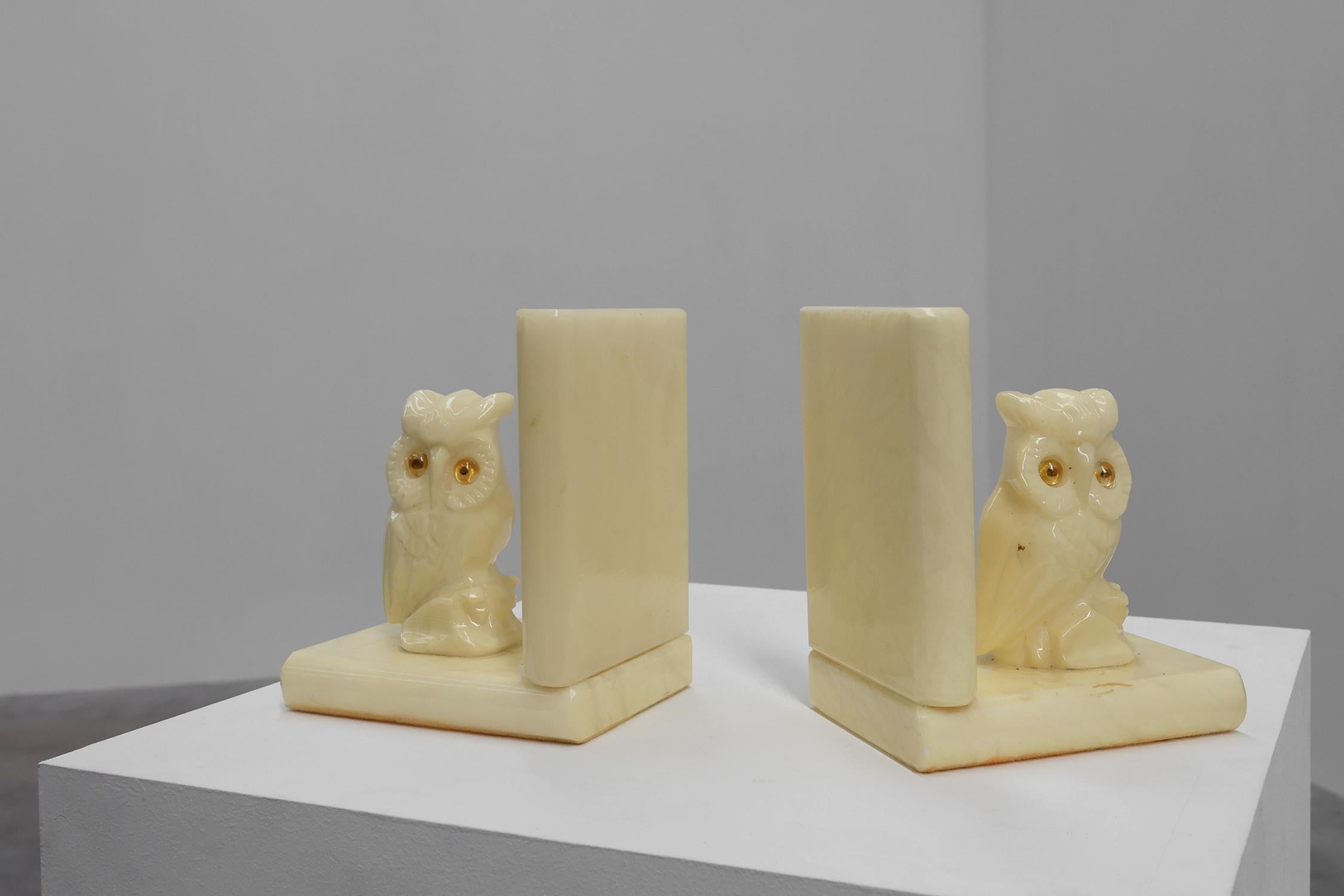 Intagliato a mano Set di 2 fermalibri in alabastro intagliato a mano in stile Art Carved, Francia anni '20 in vendita