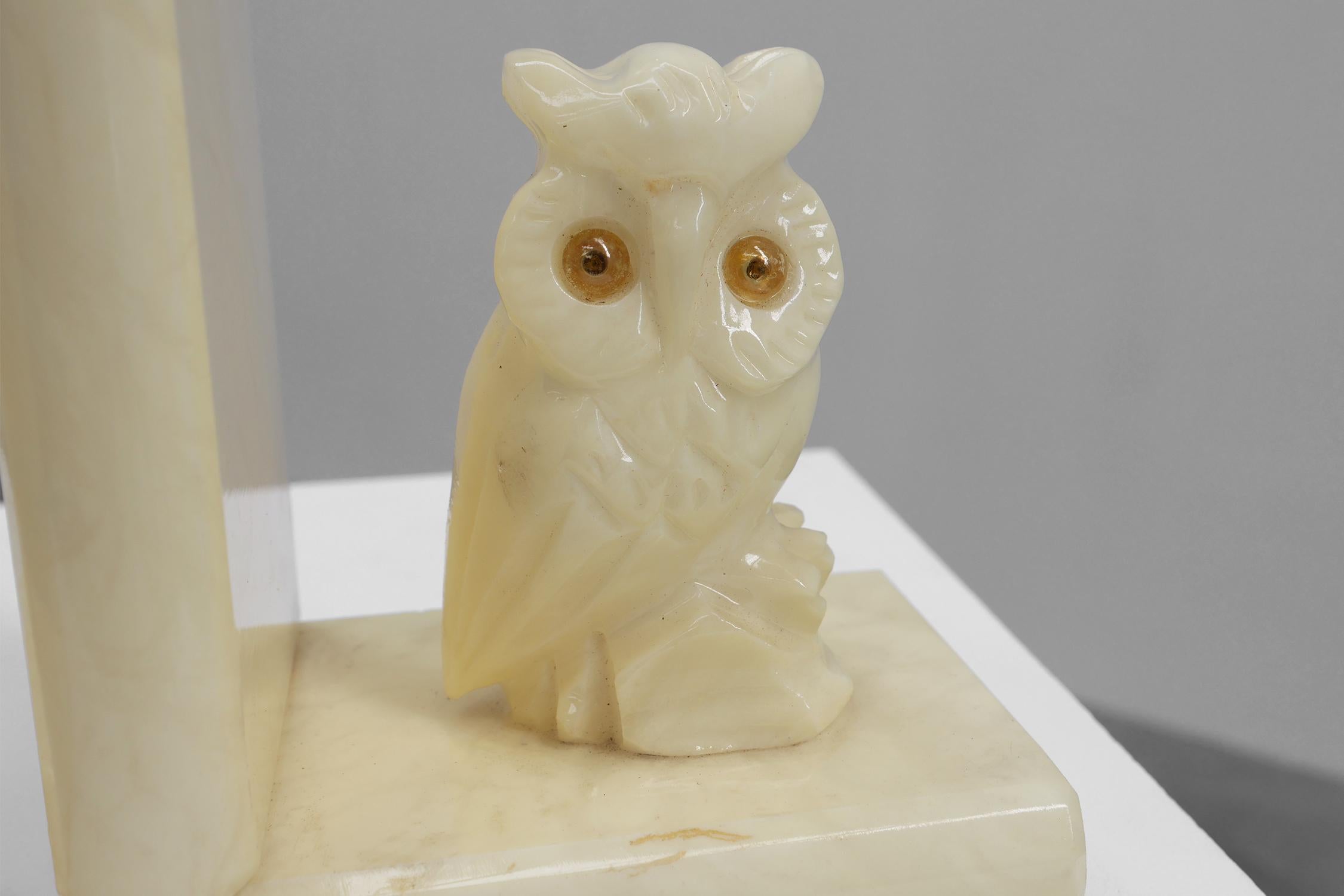 Set di 2 fermalibri in alabastro intagliato a mano in stile Art Carved, Francia anni '20 In condizioni buone in vendita a Meulebeke, BE