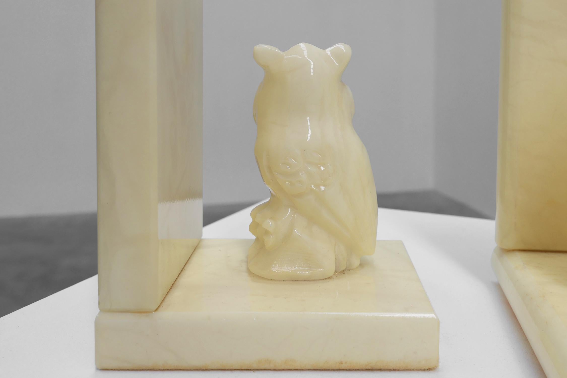Vetro Set di 2 fermalibri in alabastro intagliato a mano in stile Art Carved, Francia anni '20 in vendita