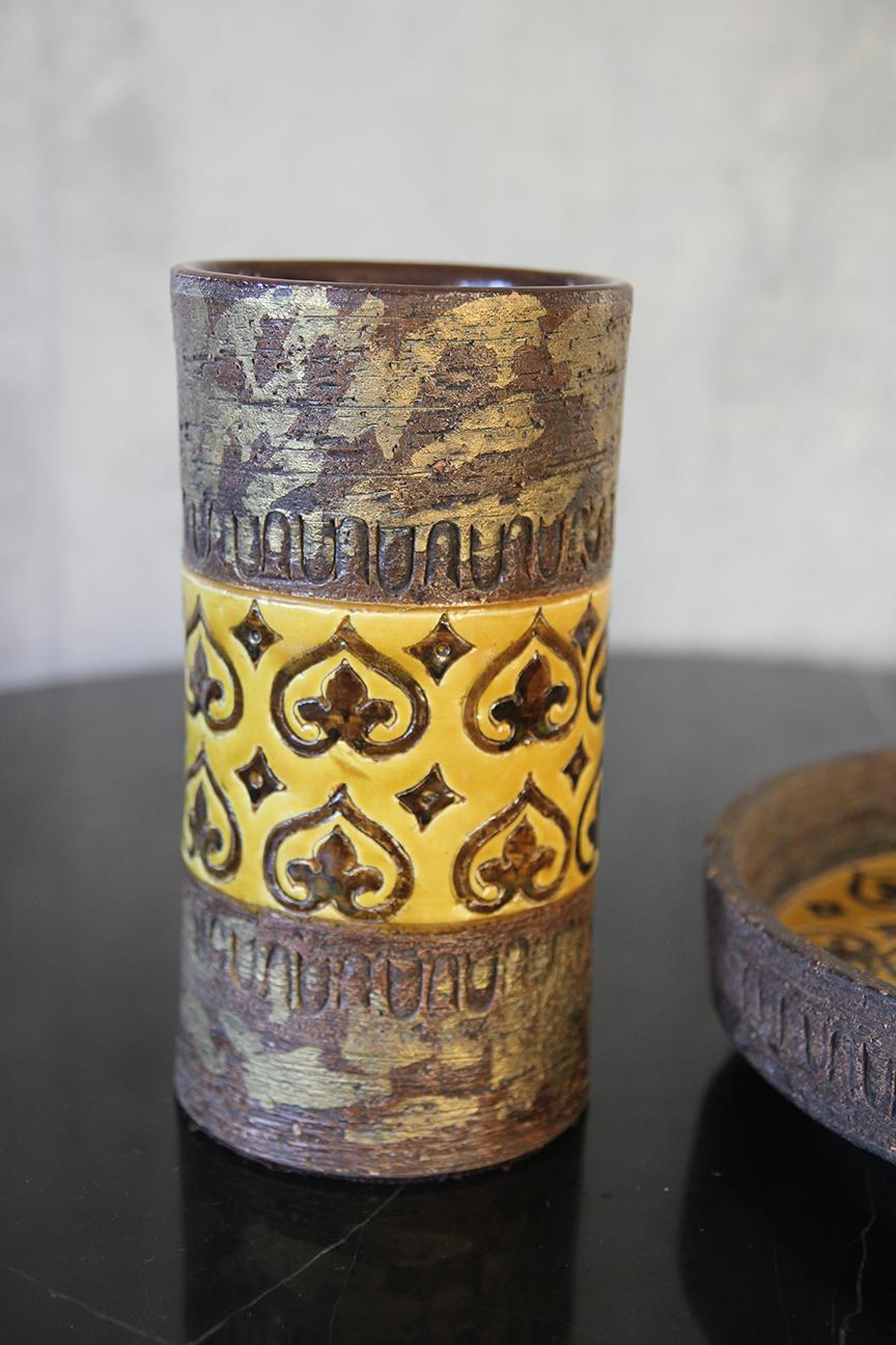 2er-Set aus Keramik Schale und Vase, entworfen von Aldo Londi und hergestellt von Bitossi, Italien in den 1960er Jahren. 
Senffarben mit braunen Strichen und eingravierten geometrischen Mustern. Guter Vintage-Zustand. Die Mustard Collection'S macht