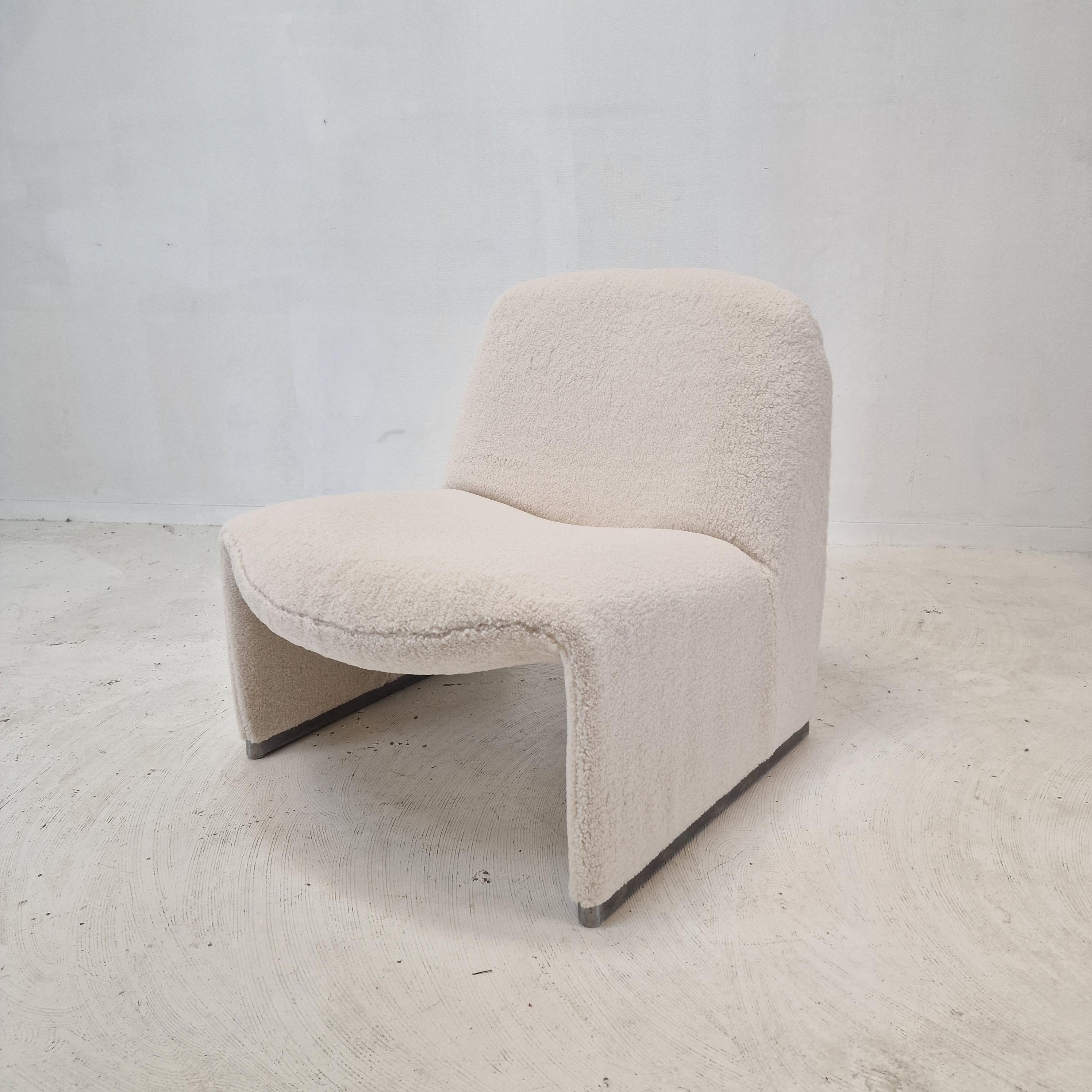 Set of 2 lovely and comfortable Alky chairs. 
Designed by Giancarlo Piretti in 1969, produced by Artifort. 

They are just reupholstered with very soft and cosy fabric, it feels like a sheep. 
The chairs are in perfect condition.

We work with