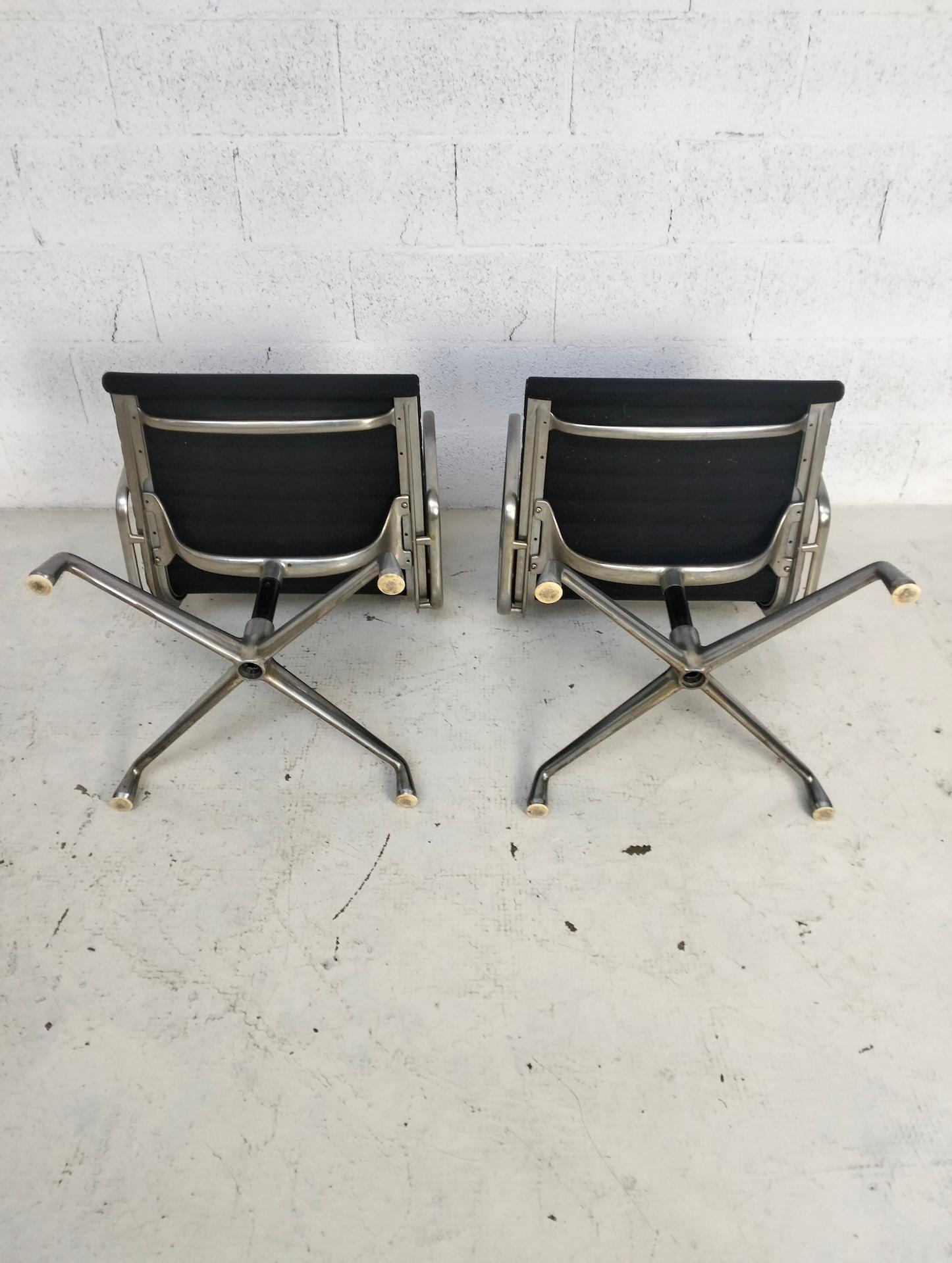 Set di 2 sedie in alluminio EA108 di Charles and Ray Eames per ICF, anni '60 in vendita 3