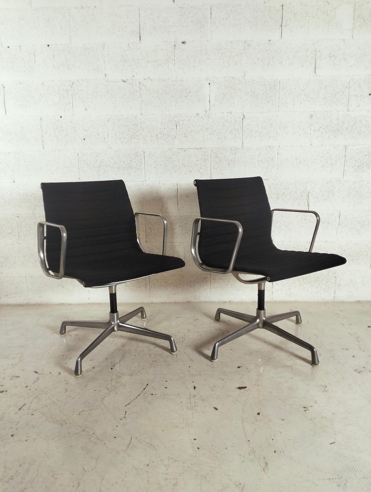 Set di 2 sedie in alluminio EA108 di Charles and Ray Eames per ICF, anni '60 in vendita 4