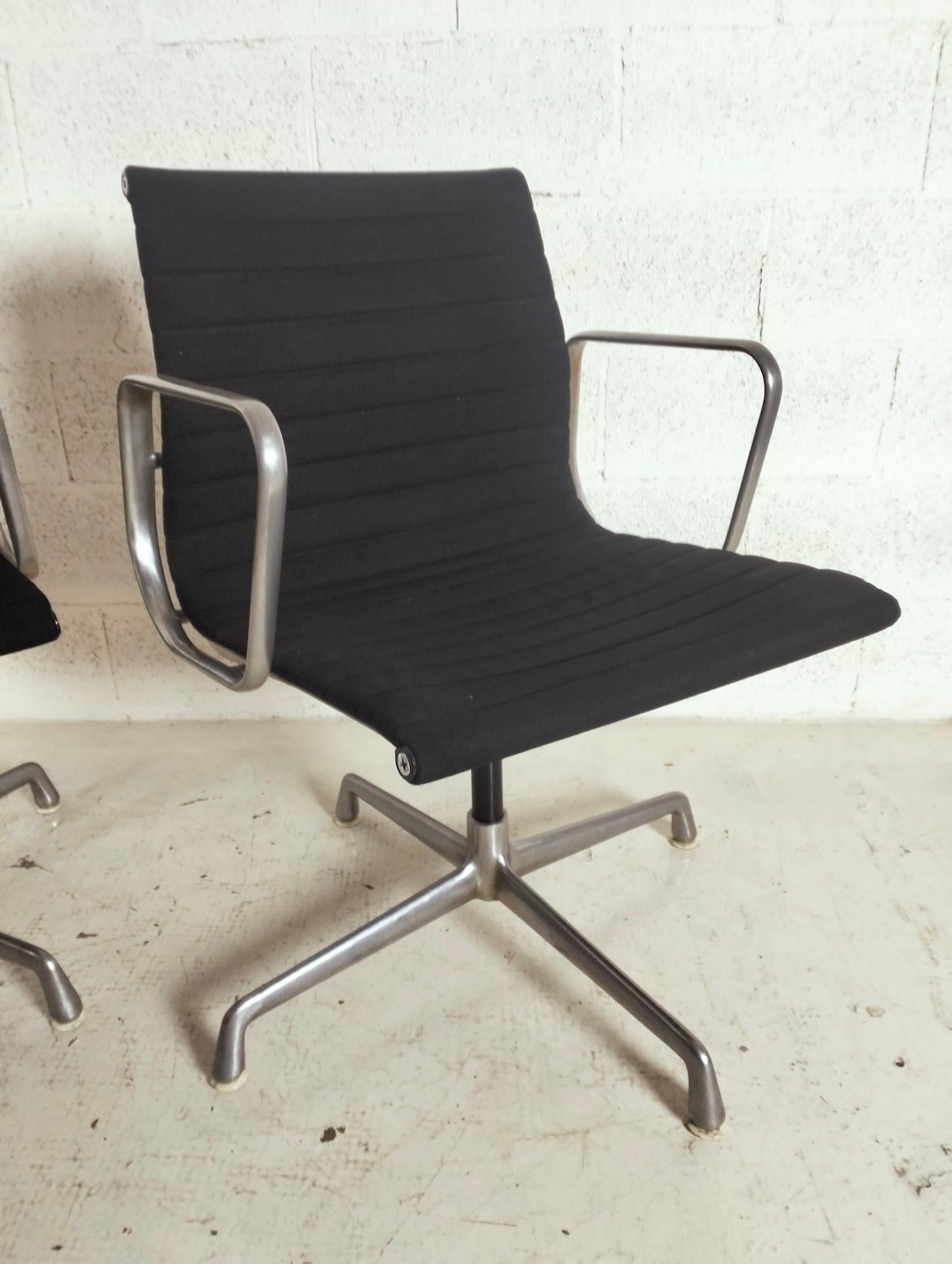 Set di 2 sedie in alluminio EA108 di Charles and Ray Eames per ICF, anni '60 in vendita 5