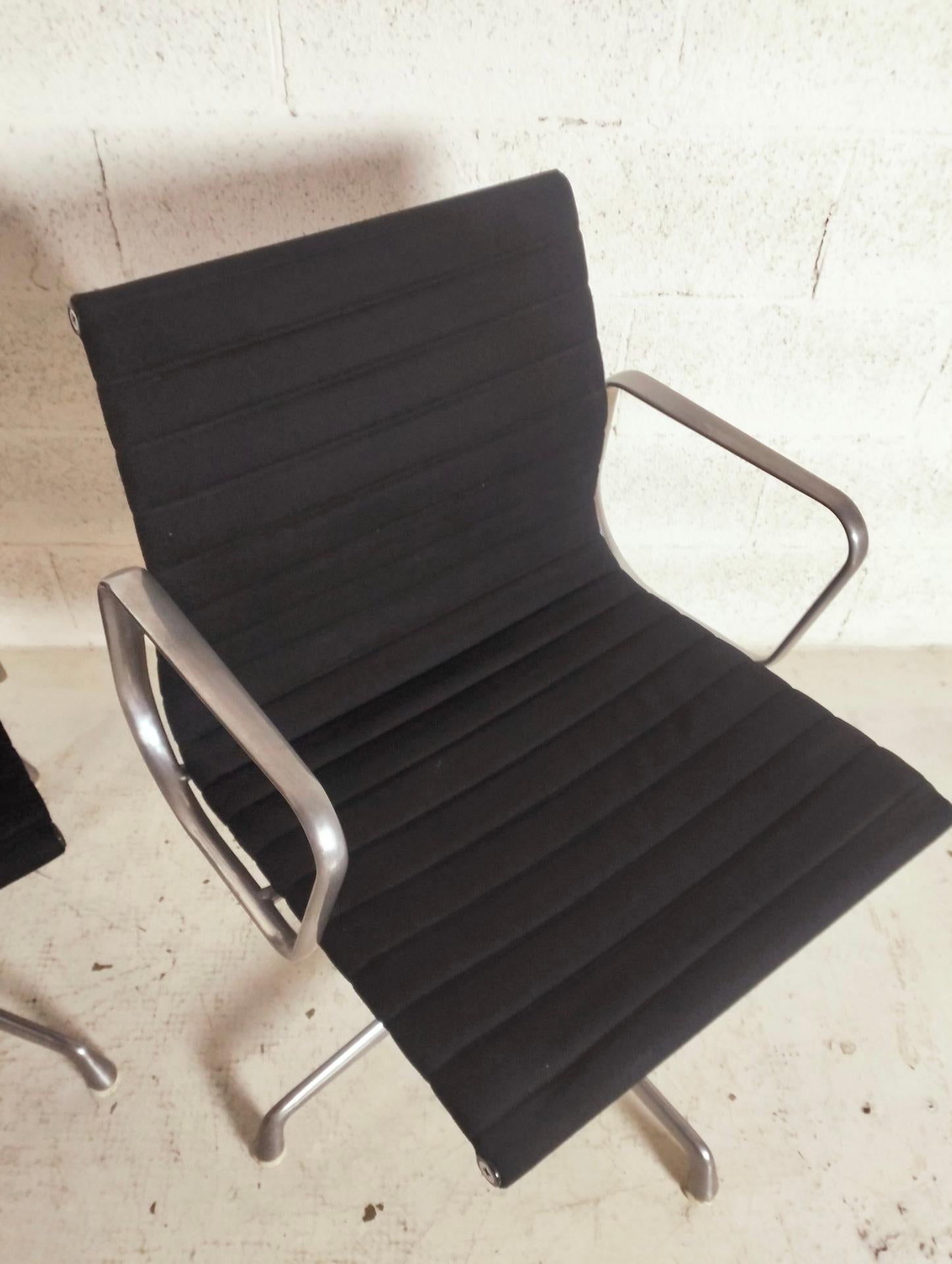 Set di 2 sedie in alluminio EA108 di Charles and Ray Eames per ICF, anni '60 in vendita 6
