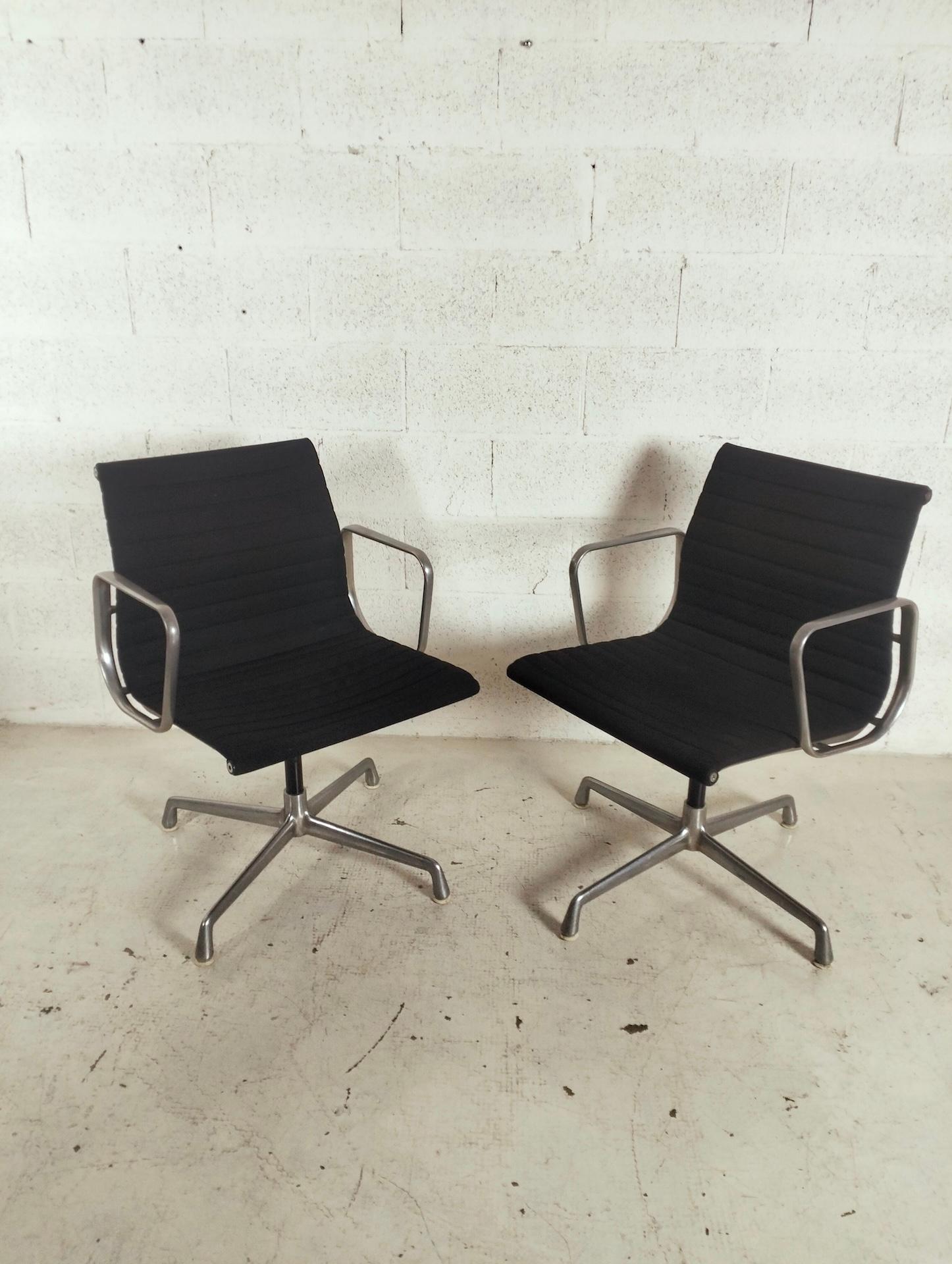 Set di 2 sedie in alluminio EA108 di Charles and Ray Eames per ICF, anni '60 in vendita 7