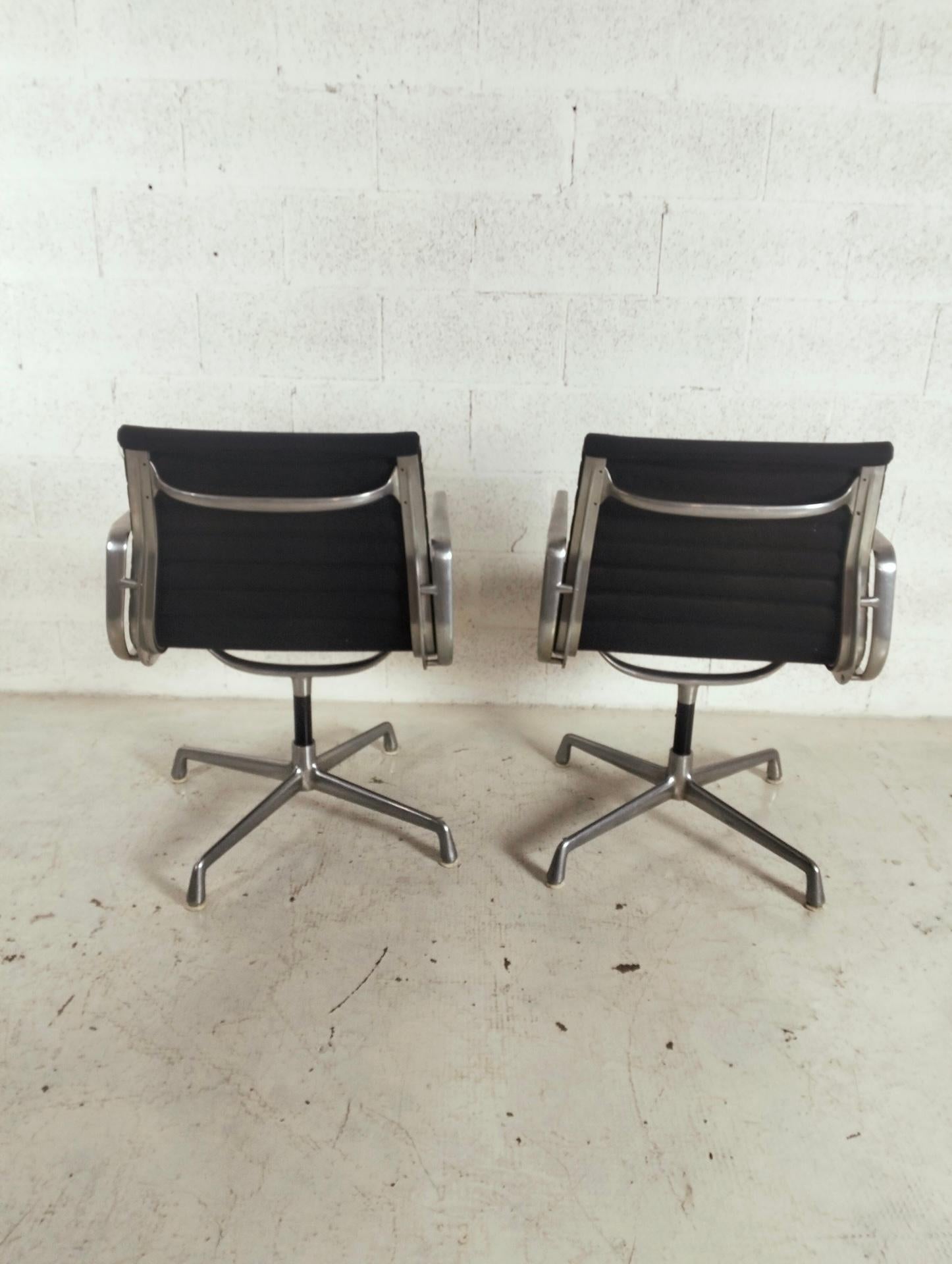 Set di 2 sedie in alluminio EA108 di Charles and Ray Eames per ICF, anni '60 in vendita 8