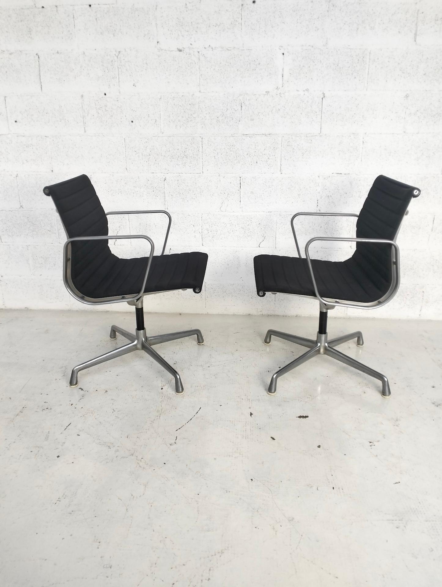 Italiano Set di 2 sedie in alluminio EA108 di Charles and Ray Eames per ICF, anni '60 in vendita