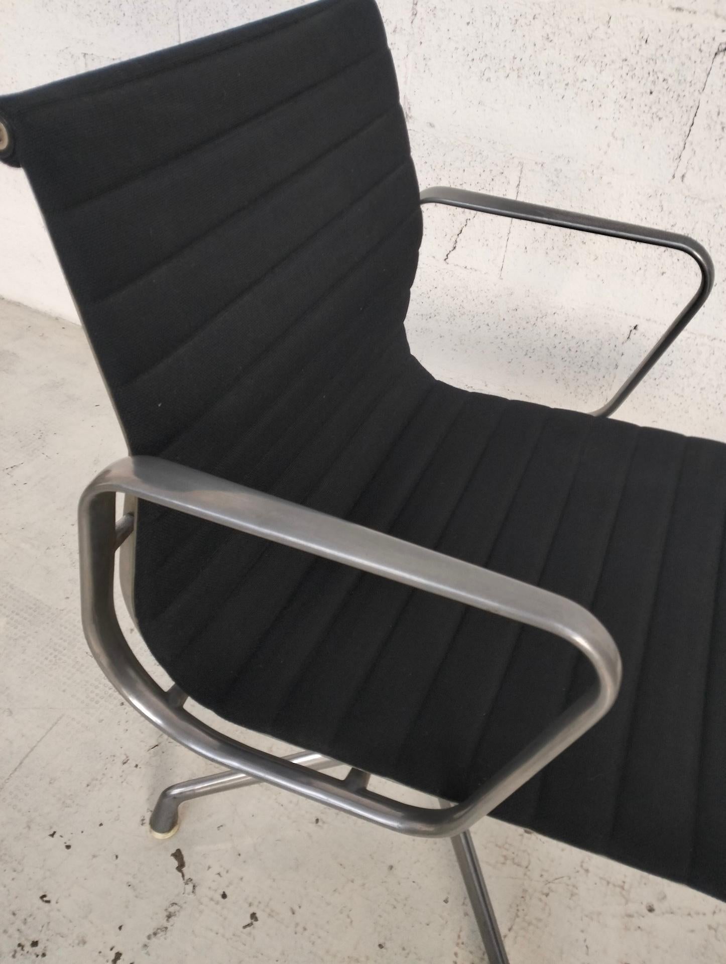 Set di 2 sedie in alluminio EA108 di Charles and Ray Eames per ICF, anni '60 In condizioni buone in vendita a Padova, IT
