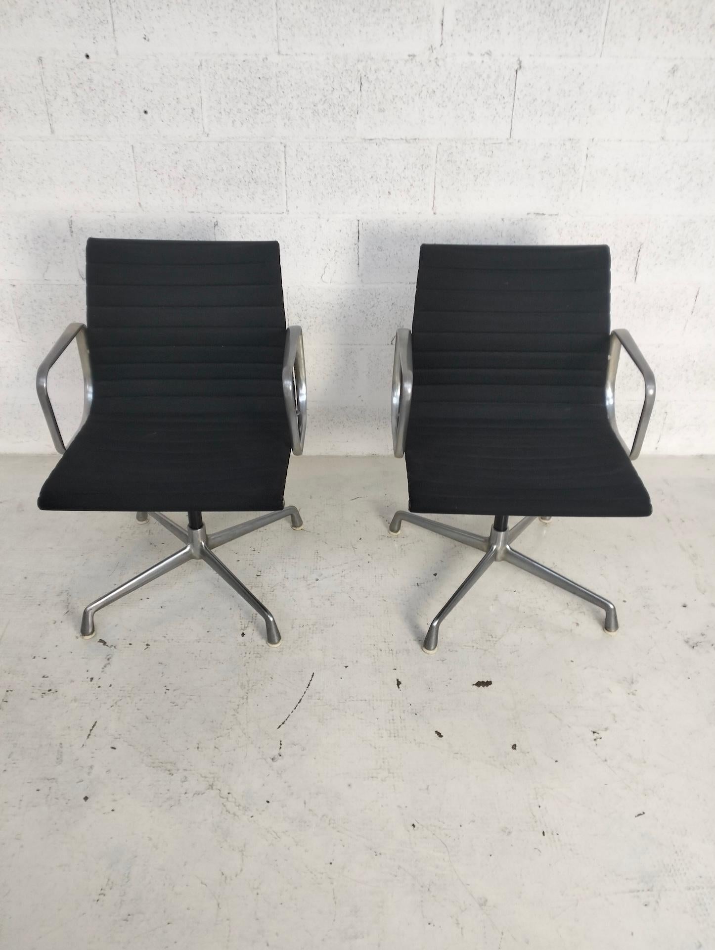 Set di 2 sedie in alluminio EA108 di Charles and Ray Eames per ICF, anni '60 in vendita 1
