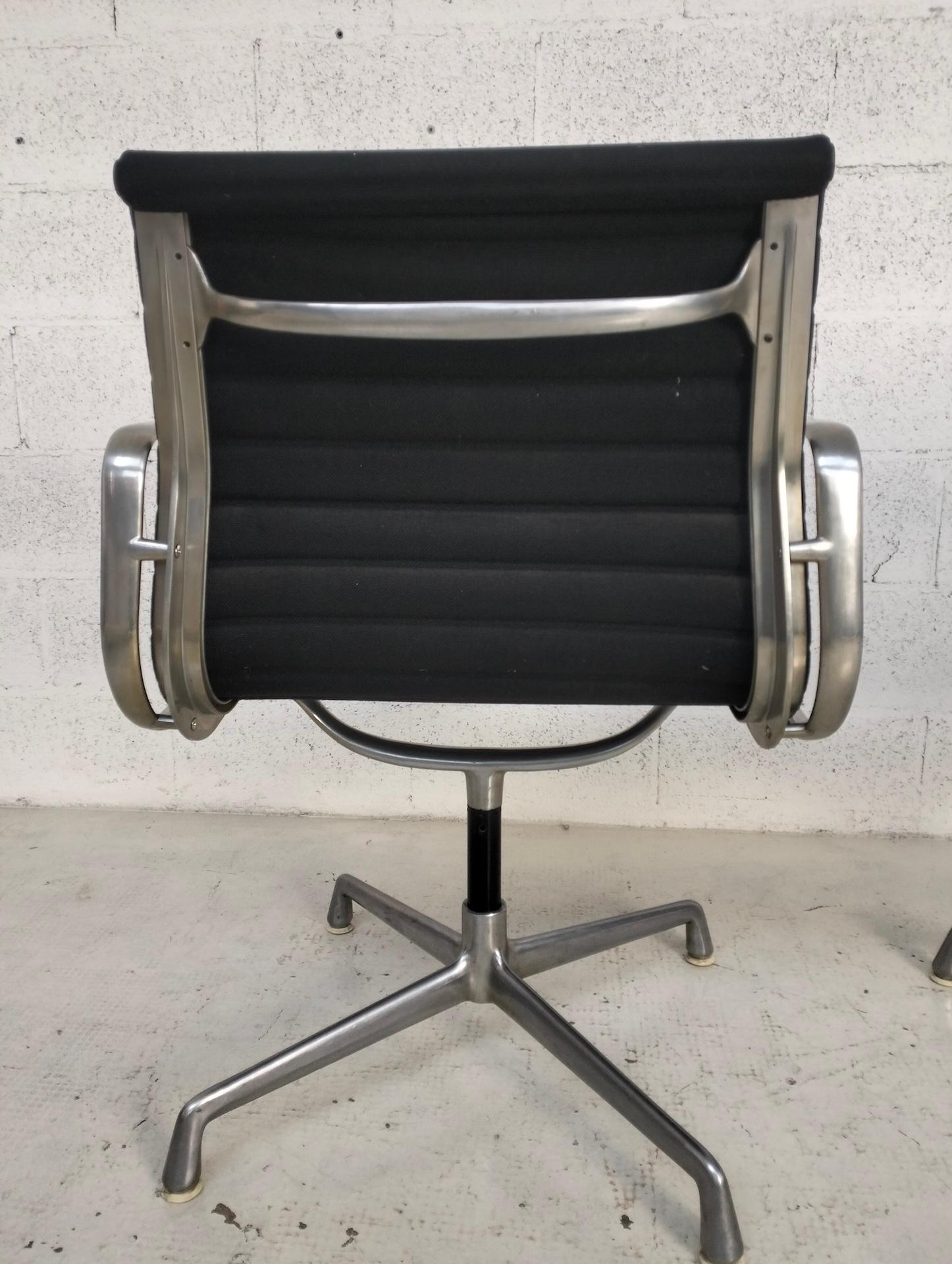 Set di 2 sedie in alluminio EA108 di Charles and Ray Eames per ICF, anni '60 in vendita 2